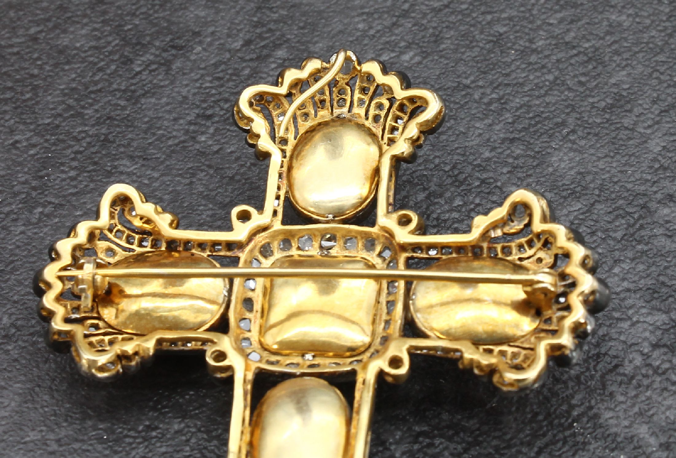 Detail b: Kreuzanhänger/Brosche mit Amethysten und Diamanten, deutsch um 1850/60, GG 750/000 und Silber gepr., Schauseite Silber, 7 Amethystcabochons zus. ...