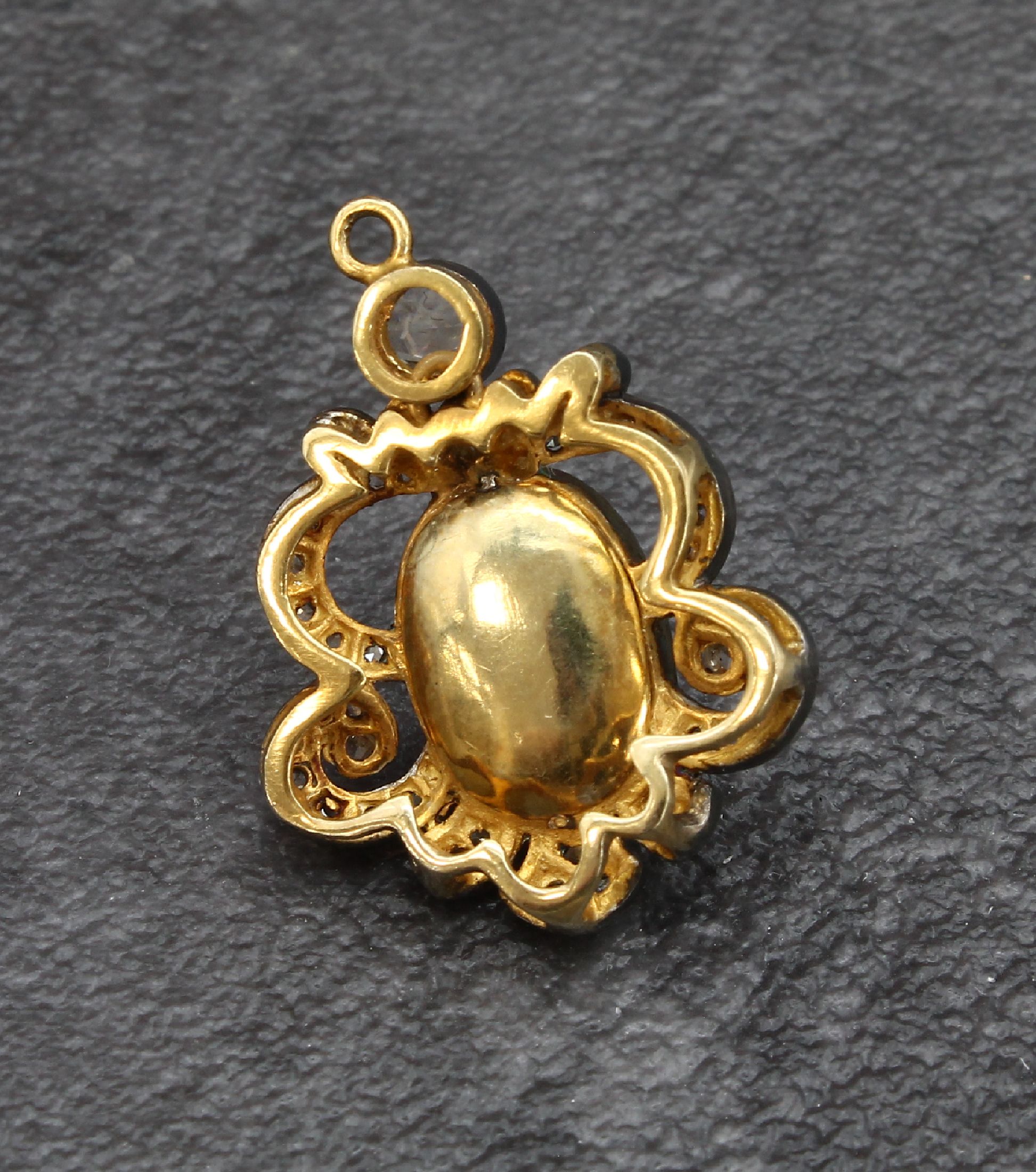Detail c: Kreuzanhänger/Brosche mit Amethysten und Diamanten, deutsch um 1850/60, GG 750/000 und Silber gepr., Schauseite Silber, 7 Amethystcabochons zus. ...