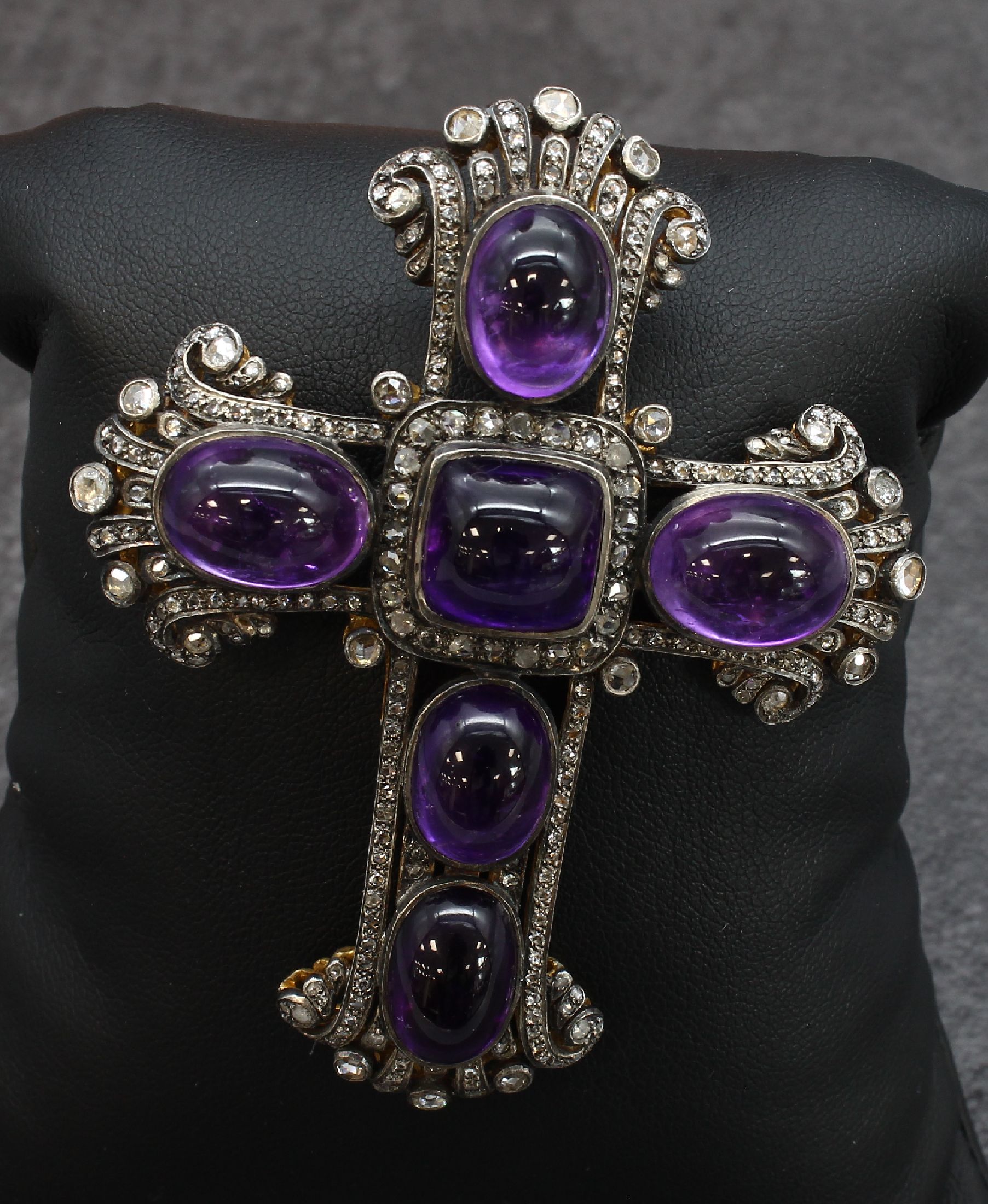 Detail e: Kreuzanhänger/Brosche mit Amethysten und Diamanten, deutsch um 1850/60, GG 750/000 und Silber gepr., Schauseite Silber, 7 Amethystcabochons zus. ...