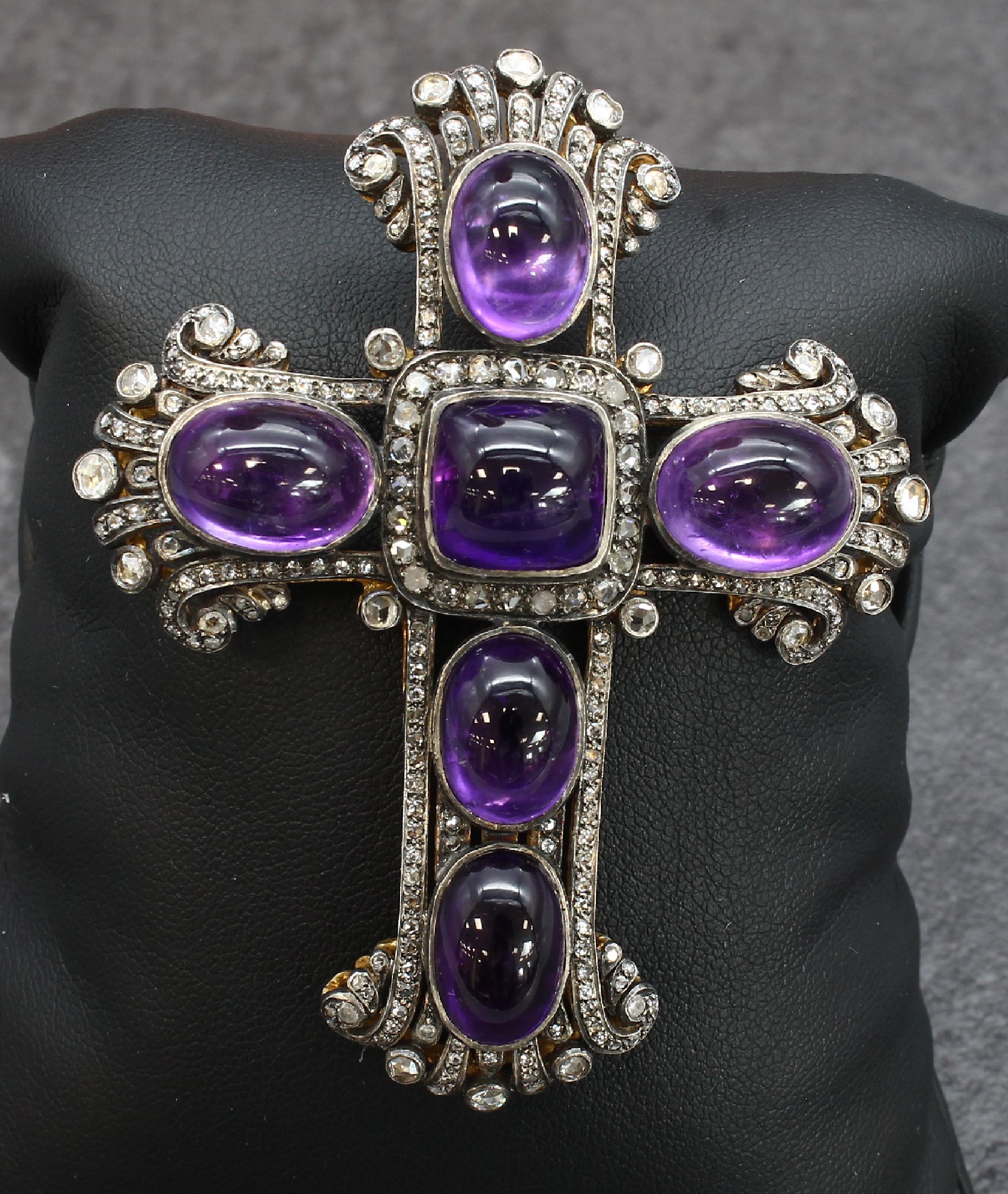 Detail f: Kreuzanhänger/Brosche mit Amethysten und Diamanten, deutsch um 1850/60, GG 750/000 und Silber gepr., Schauseite Silber, 7 Amethystcabochons zus. ...