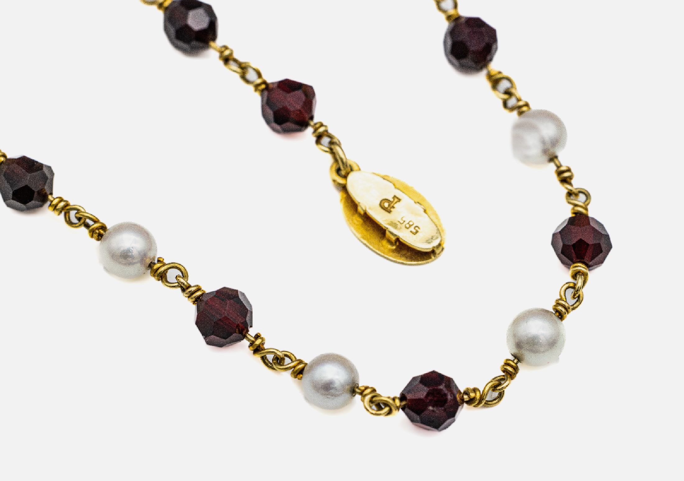 14 kt Gold Granat-Perl-Collier, Schließe und Zwischenelemente GG 585/000, facett. Granatkugeln und Zuchtperlen, D. ca. 5mm, Meistermarke Pi ...