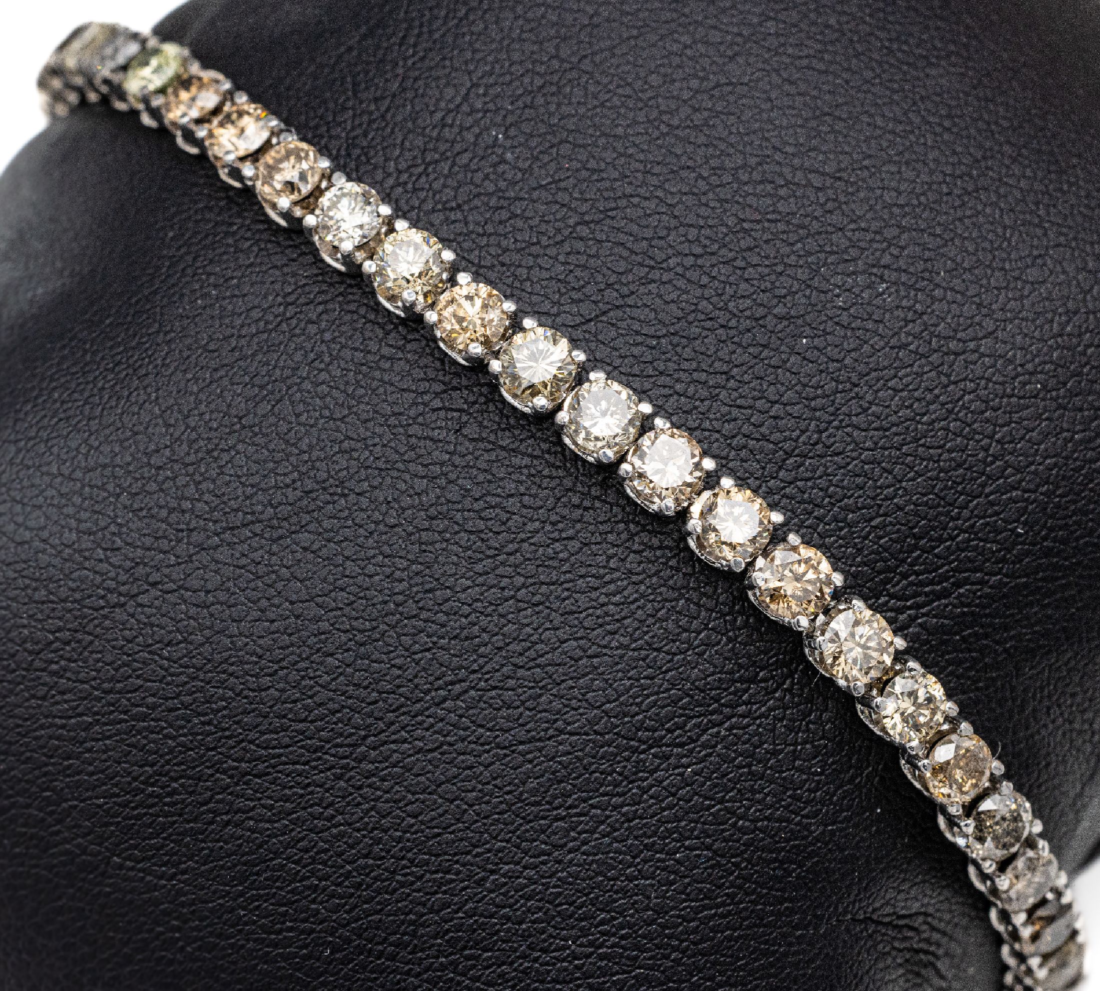 18 kt Gold Brillant-Armband, WG 750/000, 43Brillanten zus. ca. 8.25 ct fancy coloured, L.ca. 18 cm, ca. 11.0 g, Kastenschloß mit Sicherheitsachten