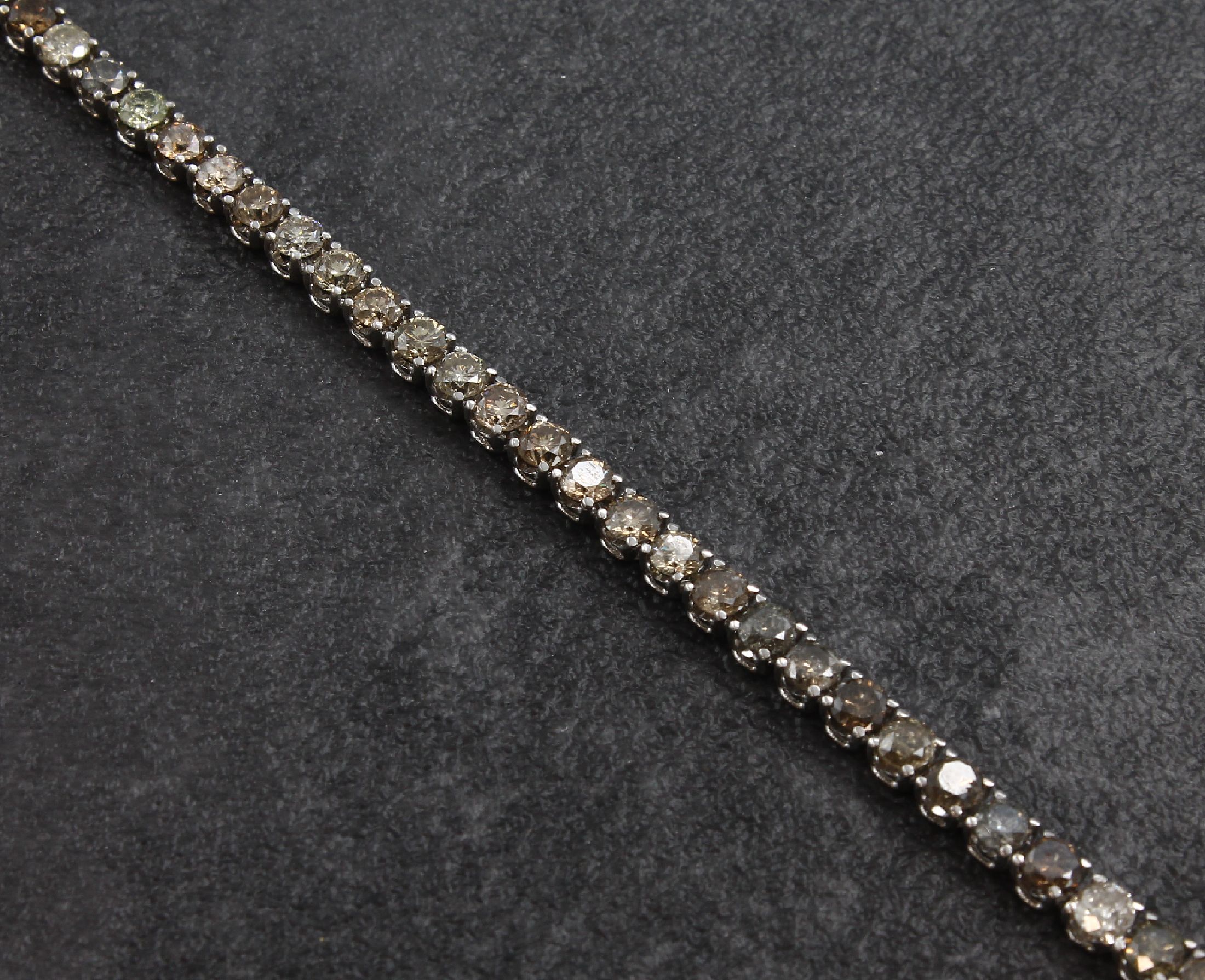 Detail b: 18 kt Gold Brillant-Armband, WG 750/000, 43Brillanten zus. ca. 8.25 ct fancy coloured, L.ca. 18 cm, ca. 11.0 g, Kastenschloß mit Sicherheitsachten