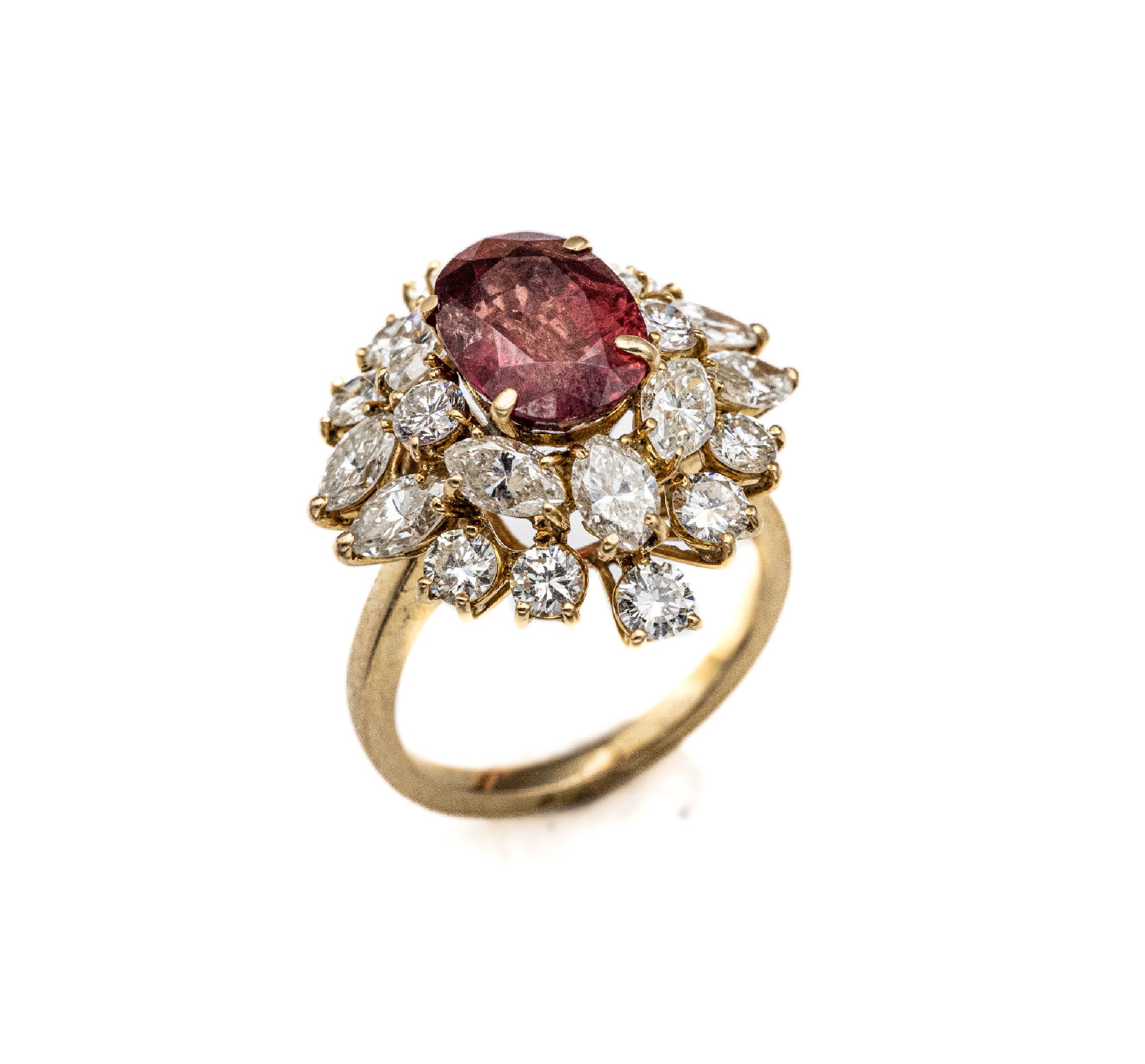 18 kt Gold Diamanten-Rubin-Ring, GG 750/000, ovalfacett. Rubin ca. 3.90 ct, Brillanten und Diam.-Navettes zus. ca. 3 ct l.get.Weiß/si, ca. 7.2 g, ...