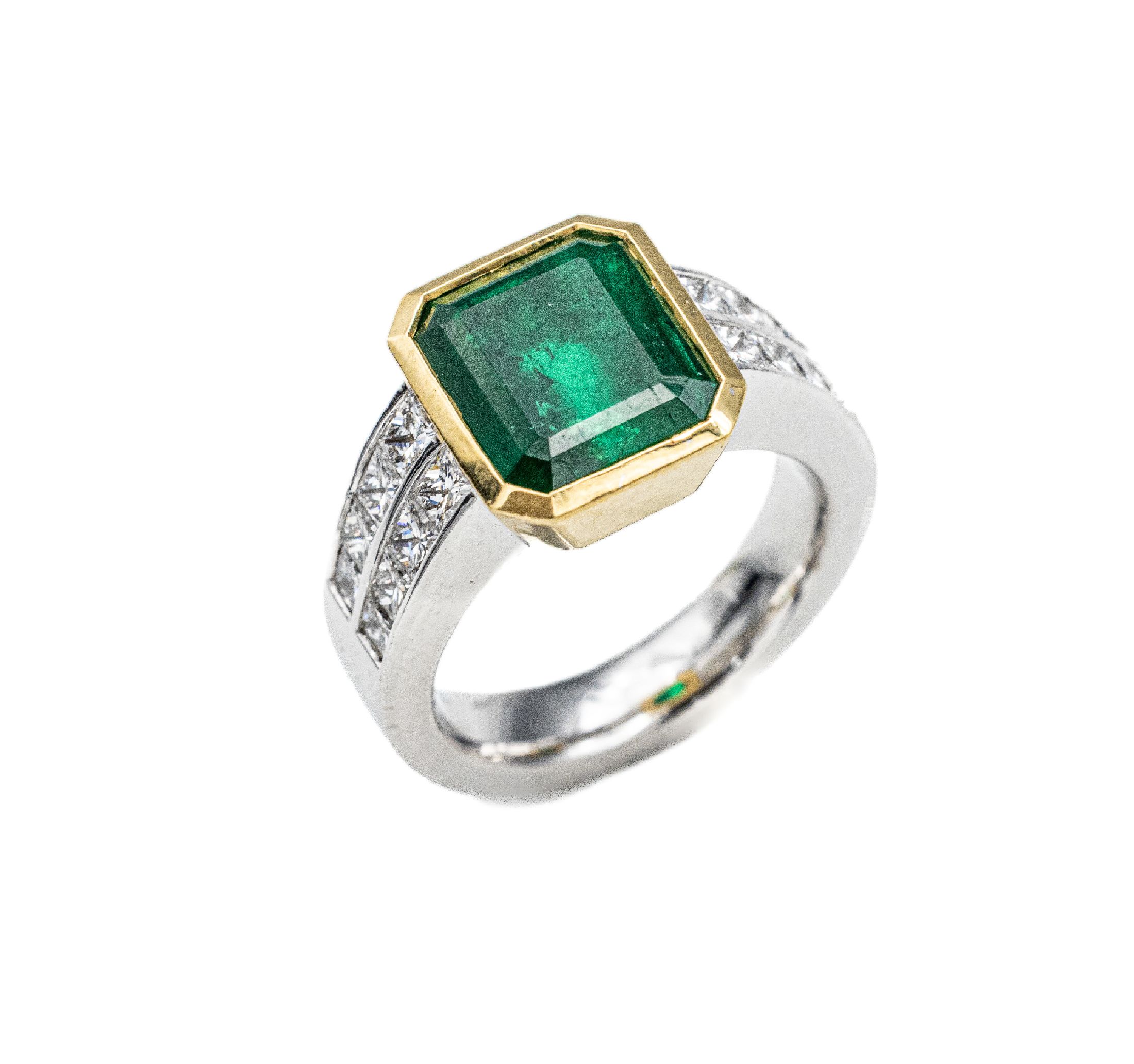 18 kt Gold Smaragd-Diamant-Ring, GG/WG 750/000, Ringkopf GG, Smaragd im Rechteck facett. ca. 4.45 ct, sowie Diamanten im Princess-Cut zus. ca. 1.47 ...