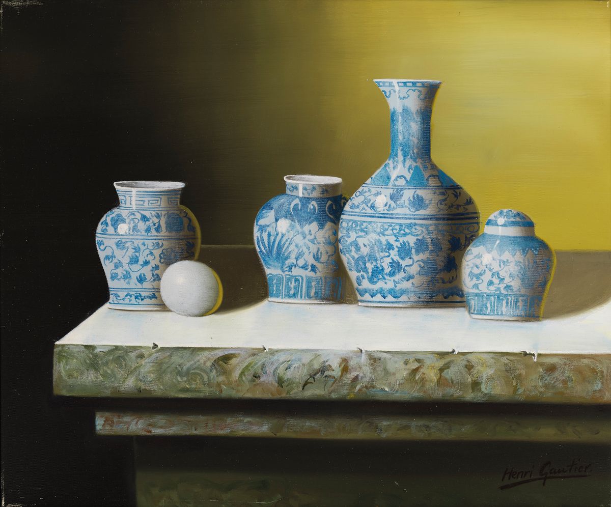 Henri Gautier, geb. 1955 Korsika, Stillleben mit chinesischen Gefäßen in fotorealistischer Manier, Acryl/Lwd, rechts unten signiert, ca. 50x60cm, R.