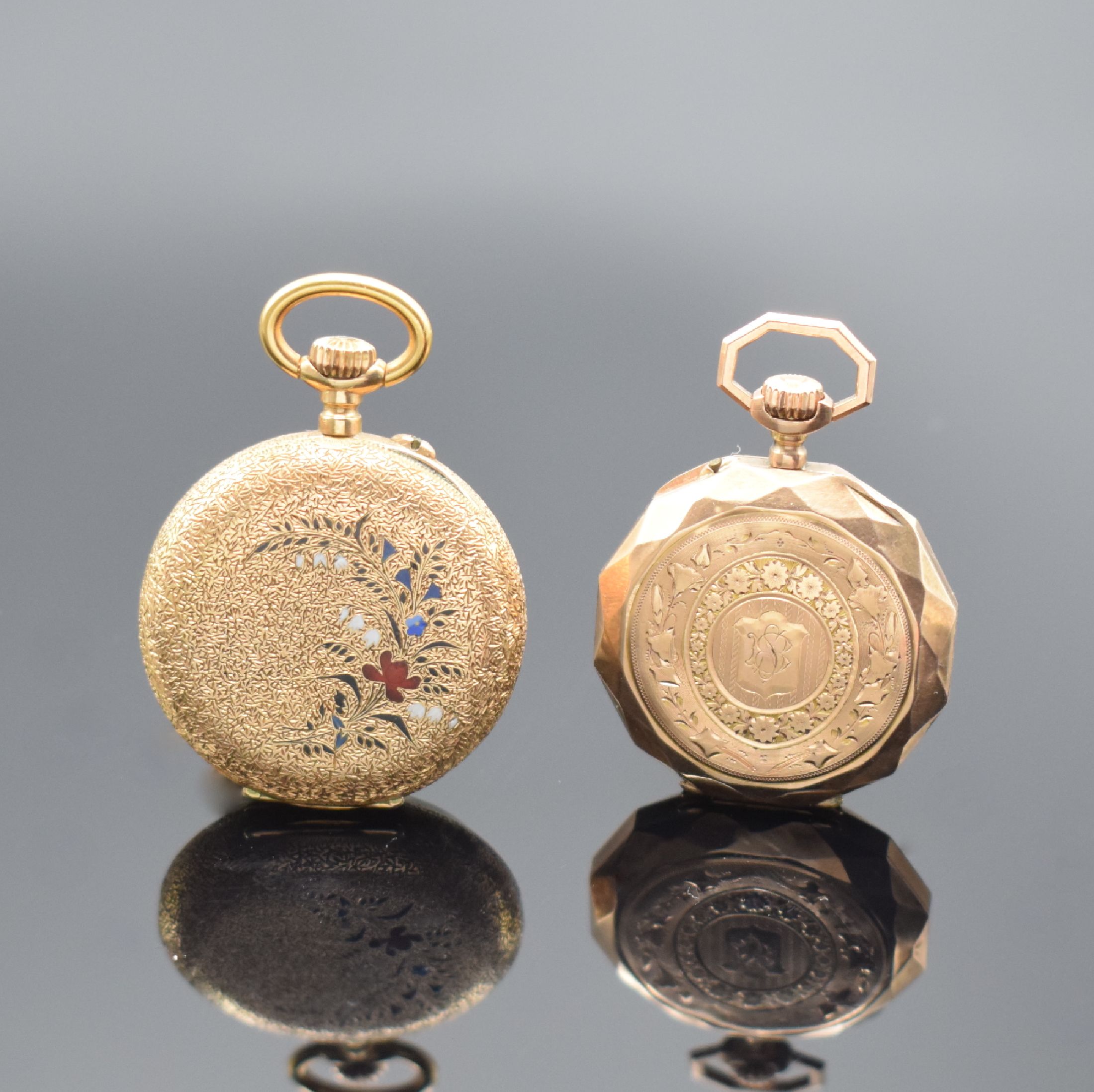 Detail a: 2 Damentaschenuhren in RG 585/000, Schweiz um 1880/1900, offene Geh., 1 x vollgrav., polychrom emailliert, Metallcuvette, Emailzifferbl. m. röm. ...