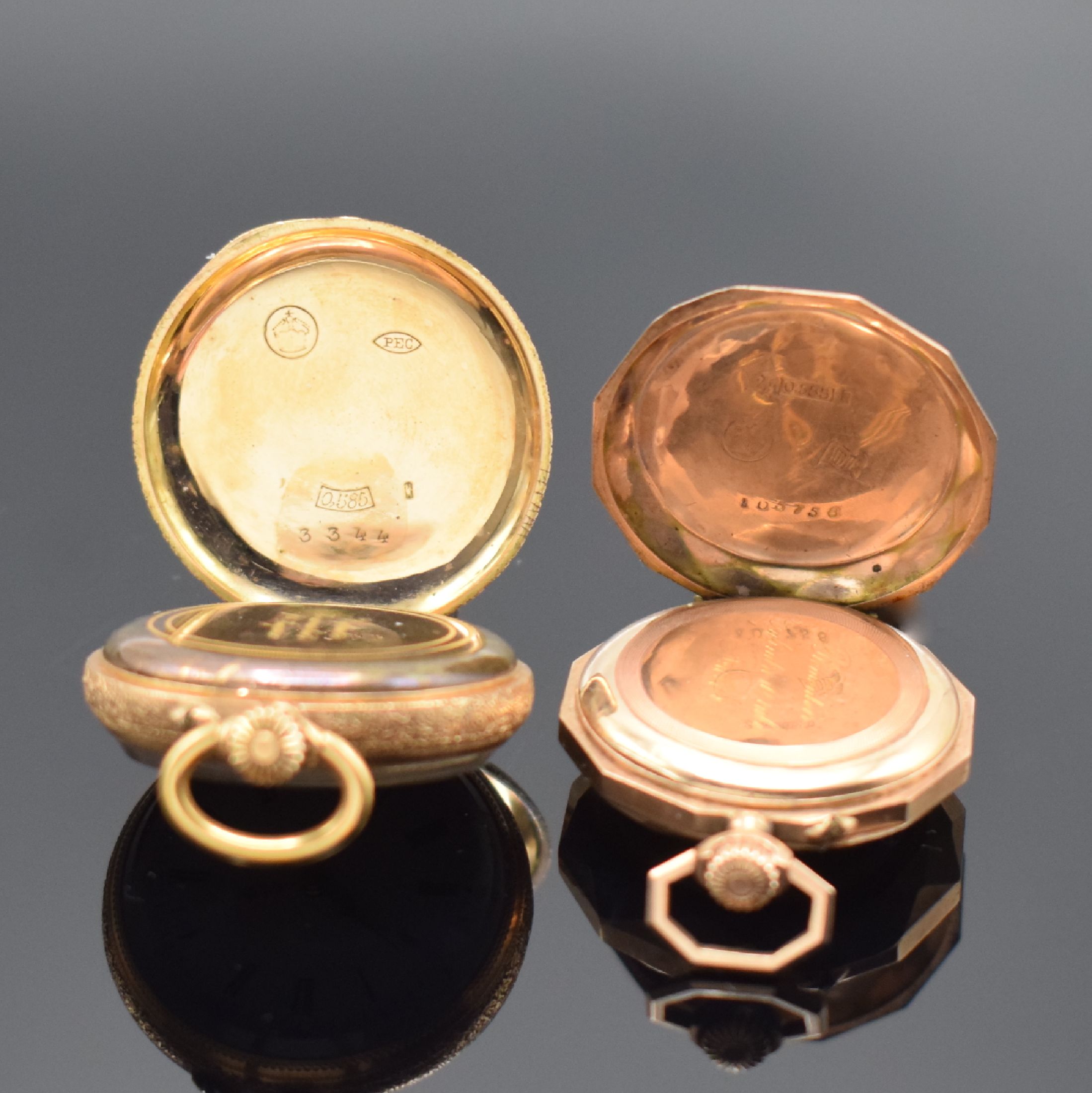 Detail b: 2 Damentaschenuhren in RG 585/000, Schweiz um 1880/1900, offene Geh., 1 x vollgrav., polychrom emailliert, Metallcuvette, Emailzifferbl. m. röm. ...