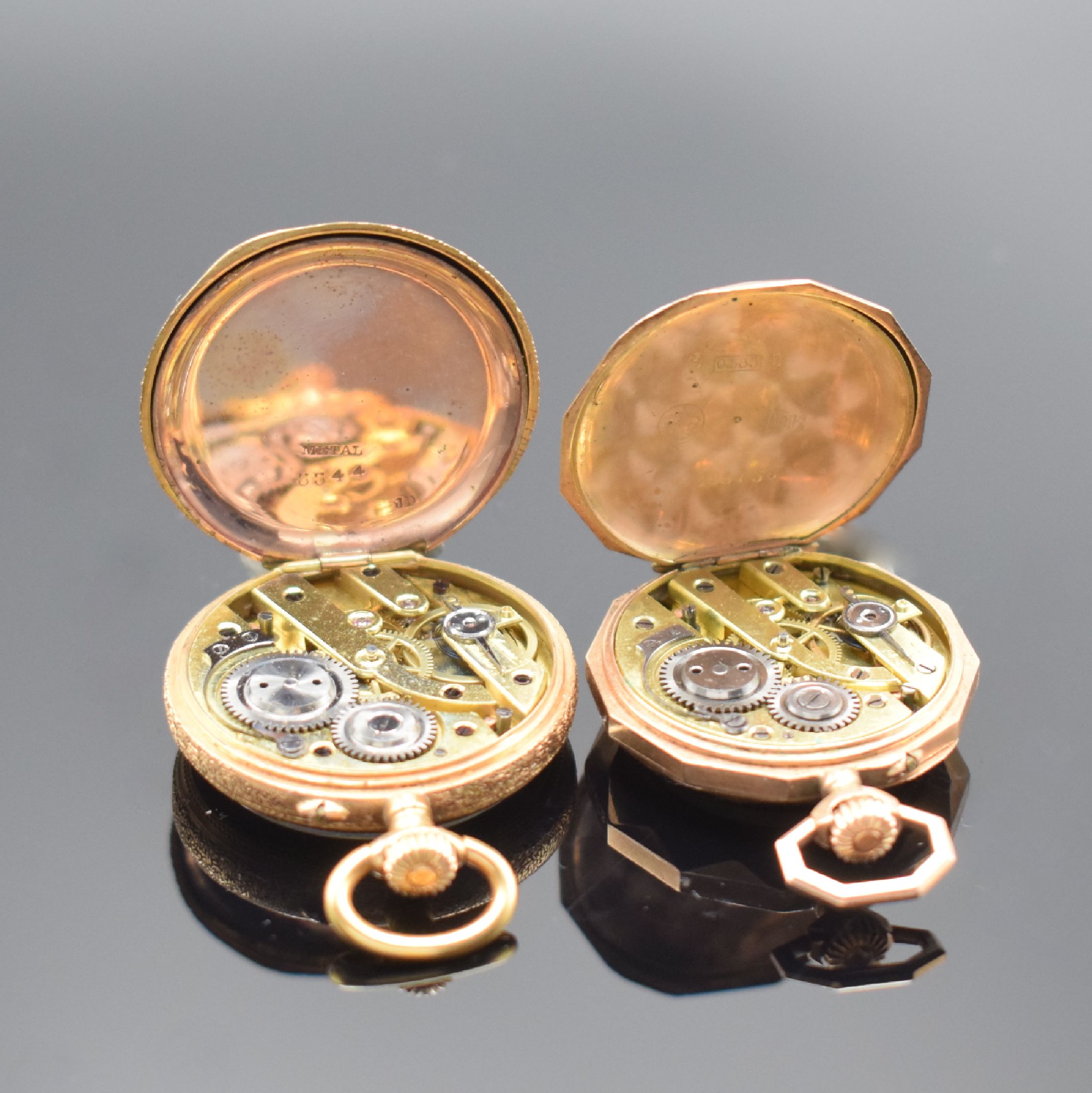 Detail d: 2 Damentaschenuhren in RG 585/000, Schweiz um 1880/1900, offene Geh., 1 x vollgrav., polychrom emailliert, Metallcuvette, Emailzifferbl. m. röm. ...