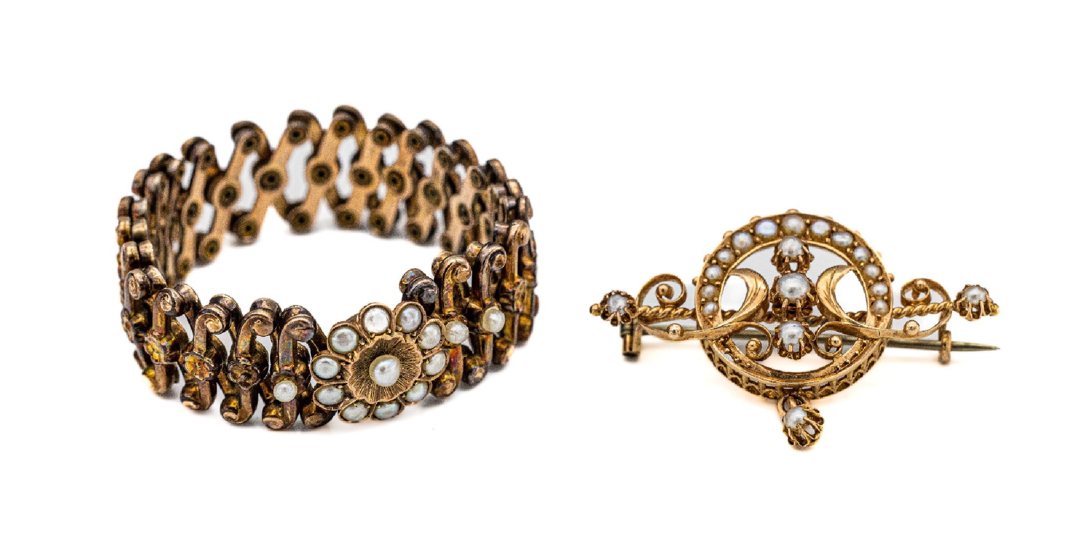 Konvolut Scherenzugarmband und Brosche, deutsch um 1880, Armband verg., mit z.T. aufgelegten Perlchen, Mittelteil in Blütenformdazu 14 kt Gold ...