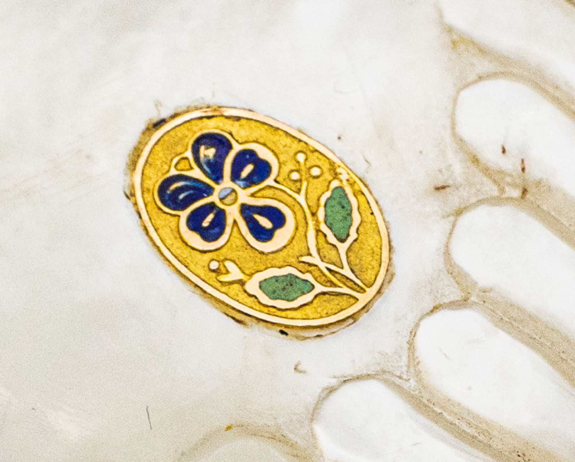 Detail a: Biedermeier Perlmutt-Petschaft mit Email, wohlFrankreich um 1820, Perlmutt reich grav. und z.T. pol., oberes Teil mit aufgelegtem Oval mit ...