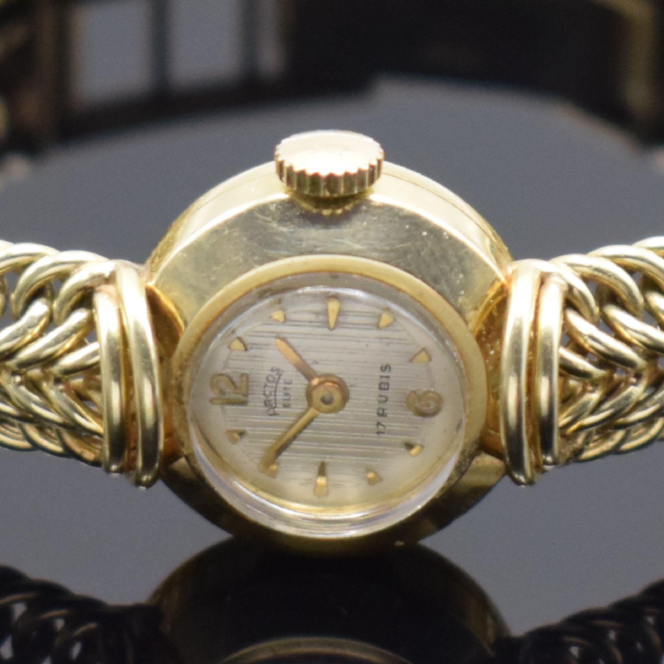 Detail a: ARCTOS Damenarmbanduhr in GG 585/000, Schweiz um 1970, quarz, Boden aufgedr., silb. strukt. Zifferbl. m. gold. Std.-Ind. und Zeigern, D. ca. 17 mm, ...