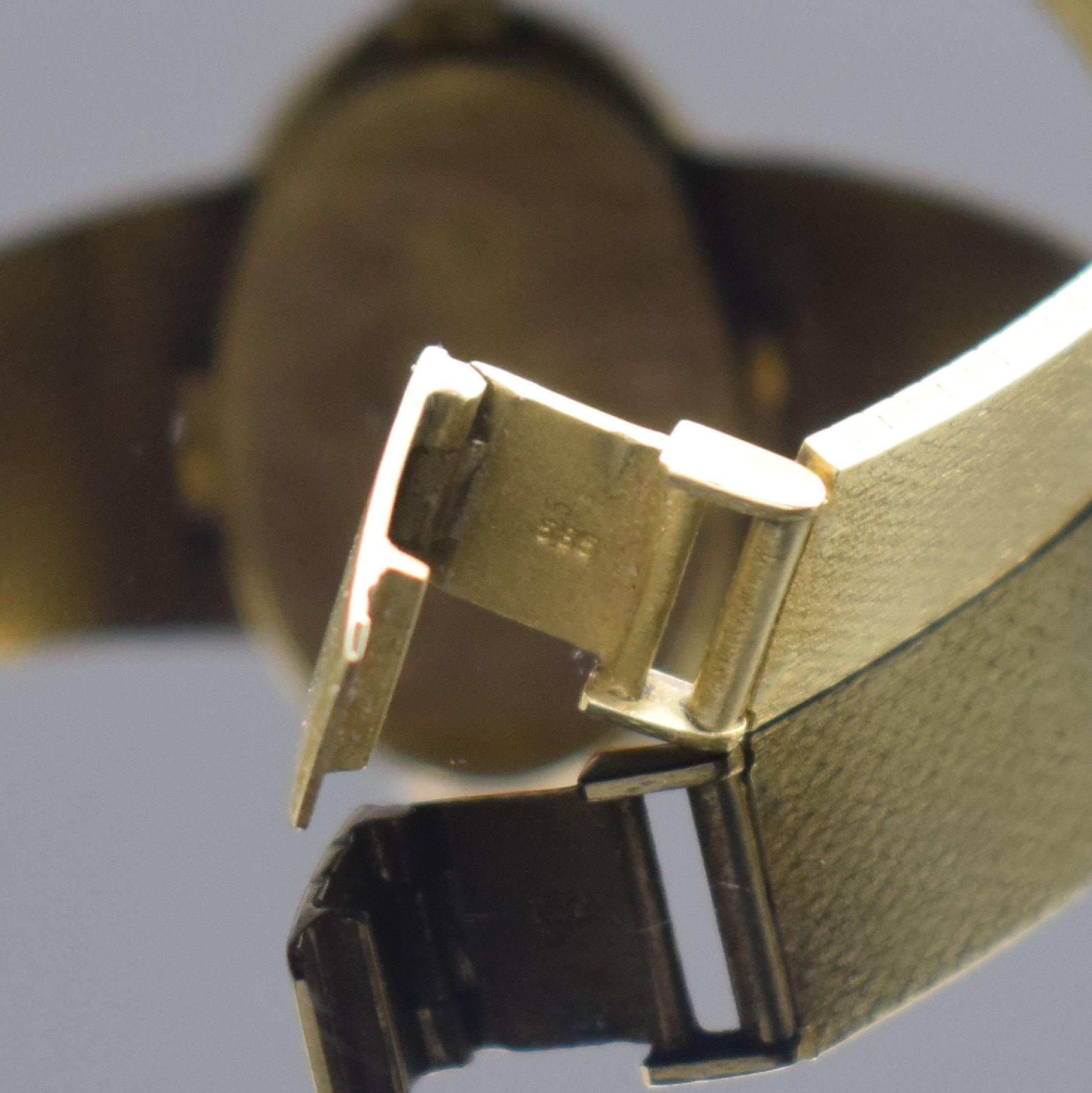 Detail b: EXQUISIT Damenarmbanduhr in GG 585/000, Schweiz um 1970, quarz, m. Diamanten bes., Boden aufgedr., gold. Zifferbl. m. schwarzen Zeigern, M. ca. 30 x ...