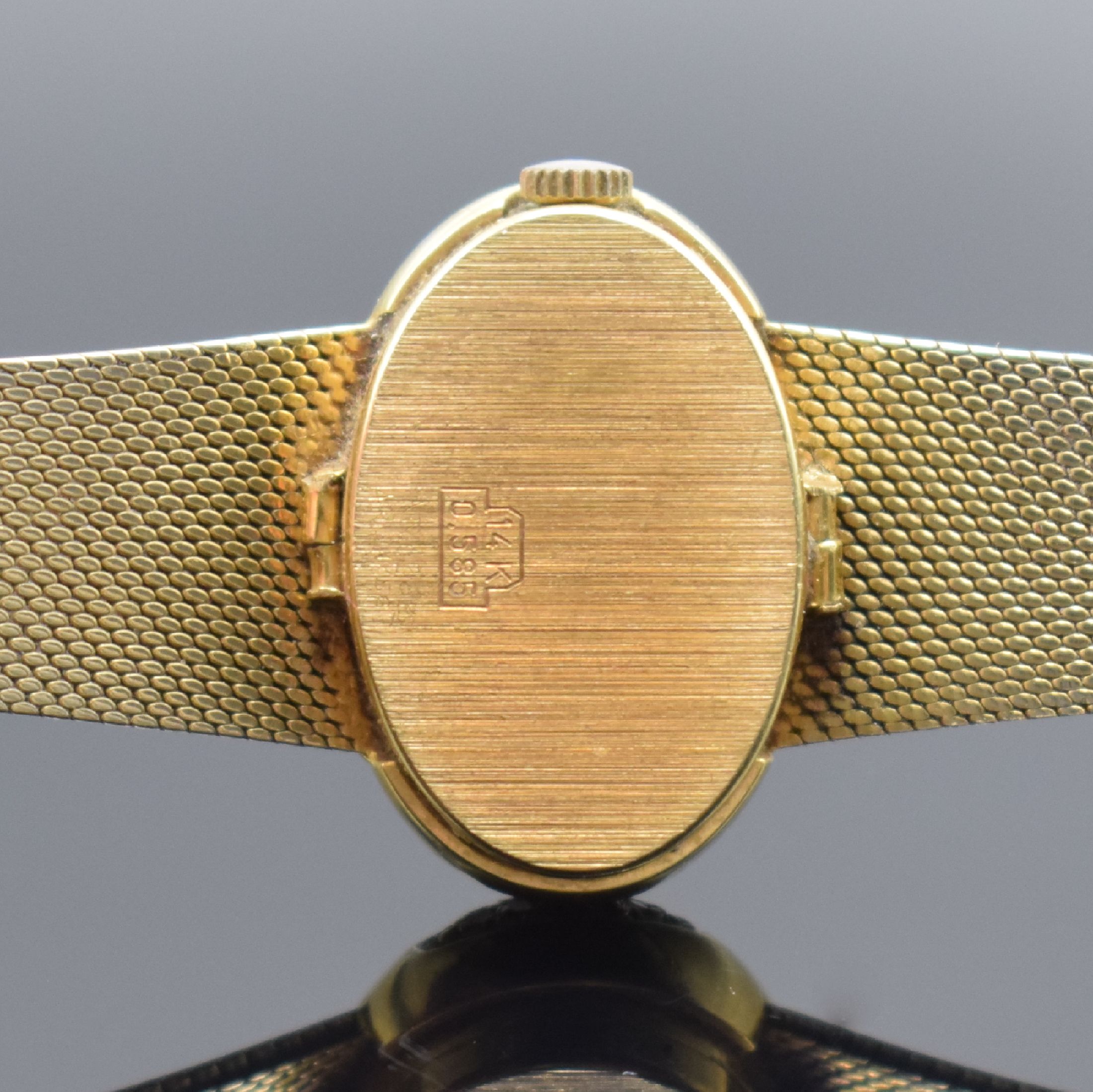 Detail c: EXQUISIT Damenarmbanduhr in GG 585/000, Schweiz um 1970, quarz, m. Diamanten bes., Boden aufgedr., gold. Zifferbl. m. schwarzen Zeigern, M. ca. 30 x ...