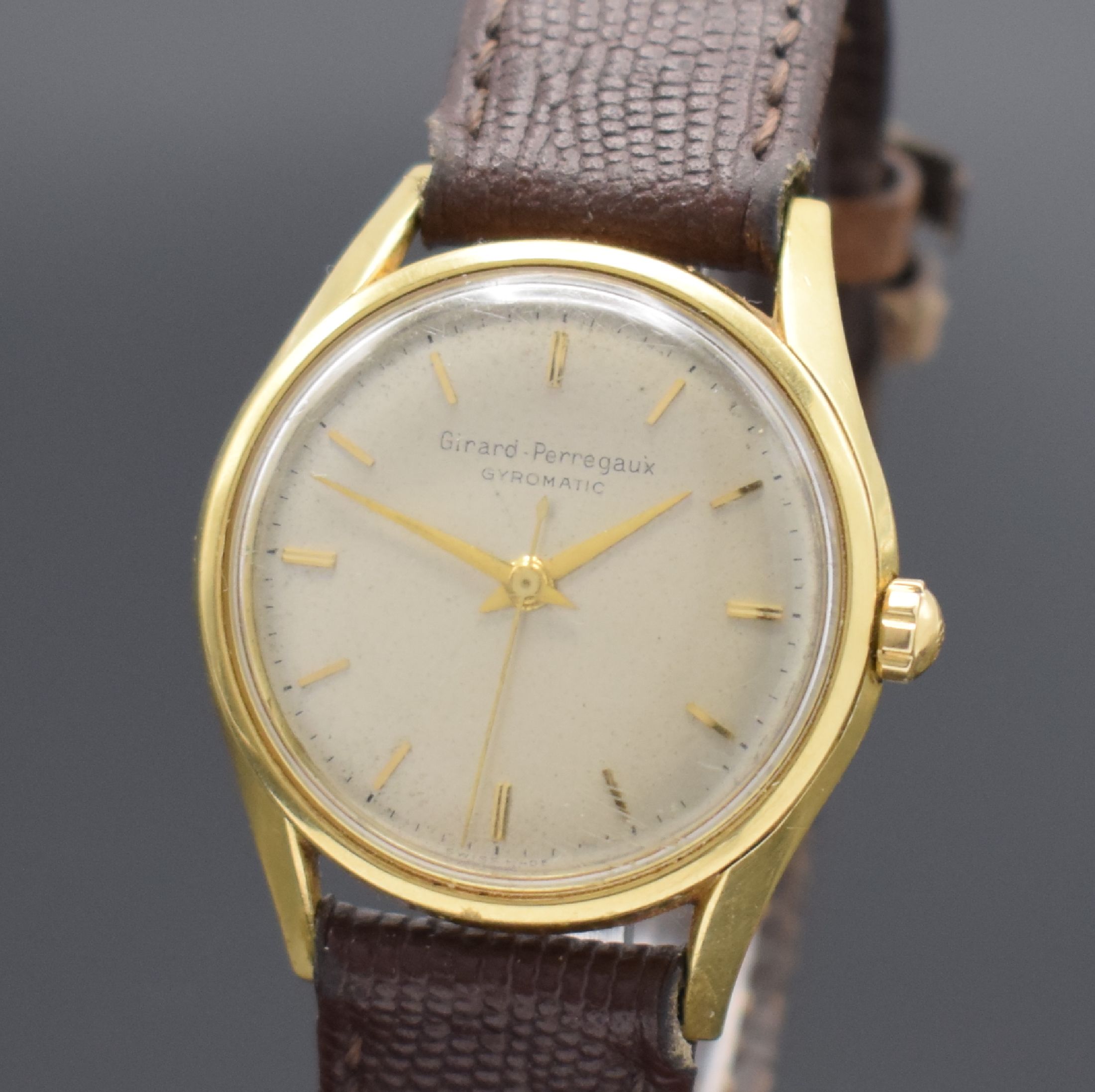 Detail a: GIRARD PERREGAUX Gyromatic Herrenarmbanduhr in GG 750/000, Schweiz 1950er Jahre, Automatik, Boden m. Widmung verschr., silb. Zifferbl. altersbed. ...