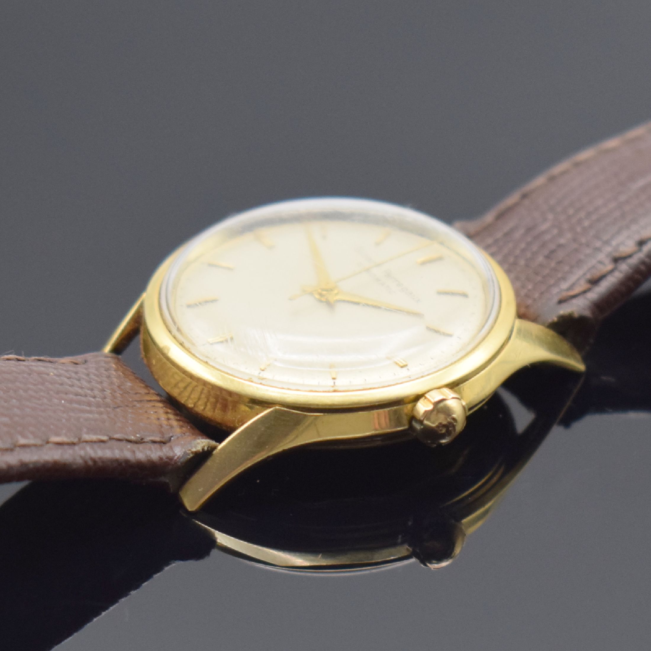Detail b: GIRARD PERREGAUX Gyromatic Herrenarmbanduhr in GG 750/000, Schweiz 1950er Jahre, Automatik, Boden m. Widmung verschr., silb. Zifferbl. altersbed. ...