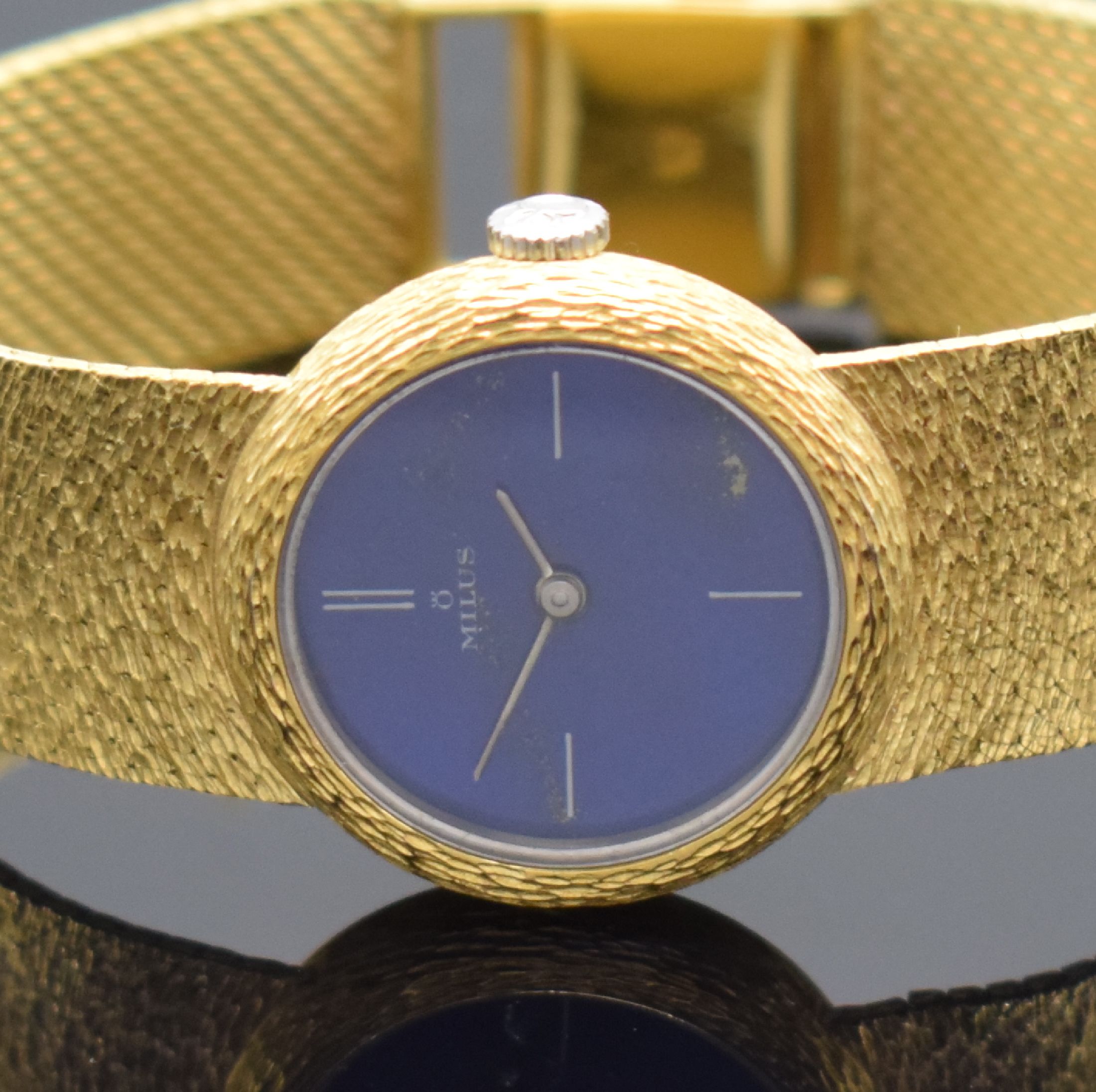 Detail a: MILUS Damenarmbanduhr in GG 750/000, Schweiz um 1965, Handaufzug, GG 750/000 Band, Boden aufgedr., Lapislazuli-Zifferbl. riss., gold. Zeiger, sign. ...