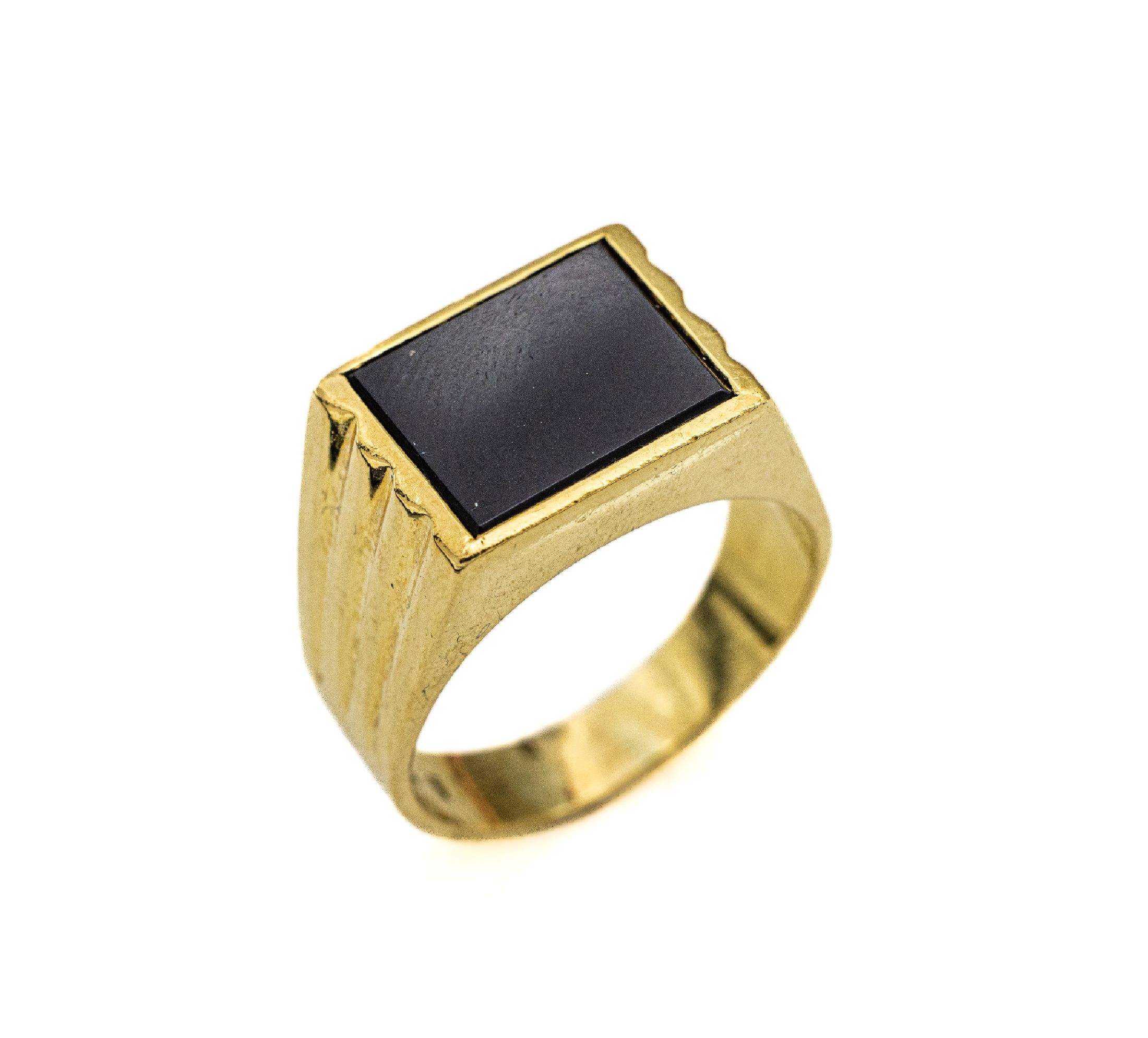 18 kt Gold Onyxring, GG 750/000, ca. 13 g, mittig rechteckige Onyxplatte, Ringschultern gerillt, RW 63, Meistermarke unged.