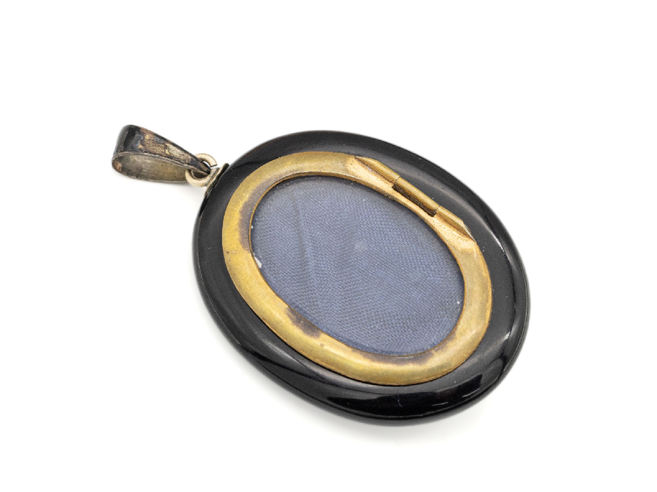Detail b: Onyx Medaillonanhänger, deutsch um 1840/50, mittig aufgelegtes GG Blütenarrangement, rs. verg., Platz für ein Bild, ca. 6.5 x 4 cm, Tragespuren