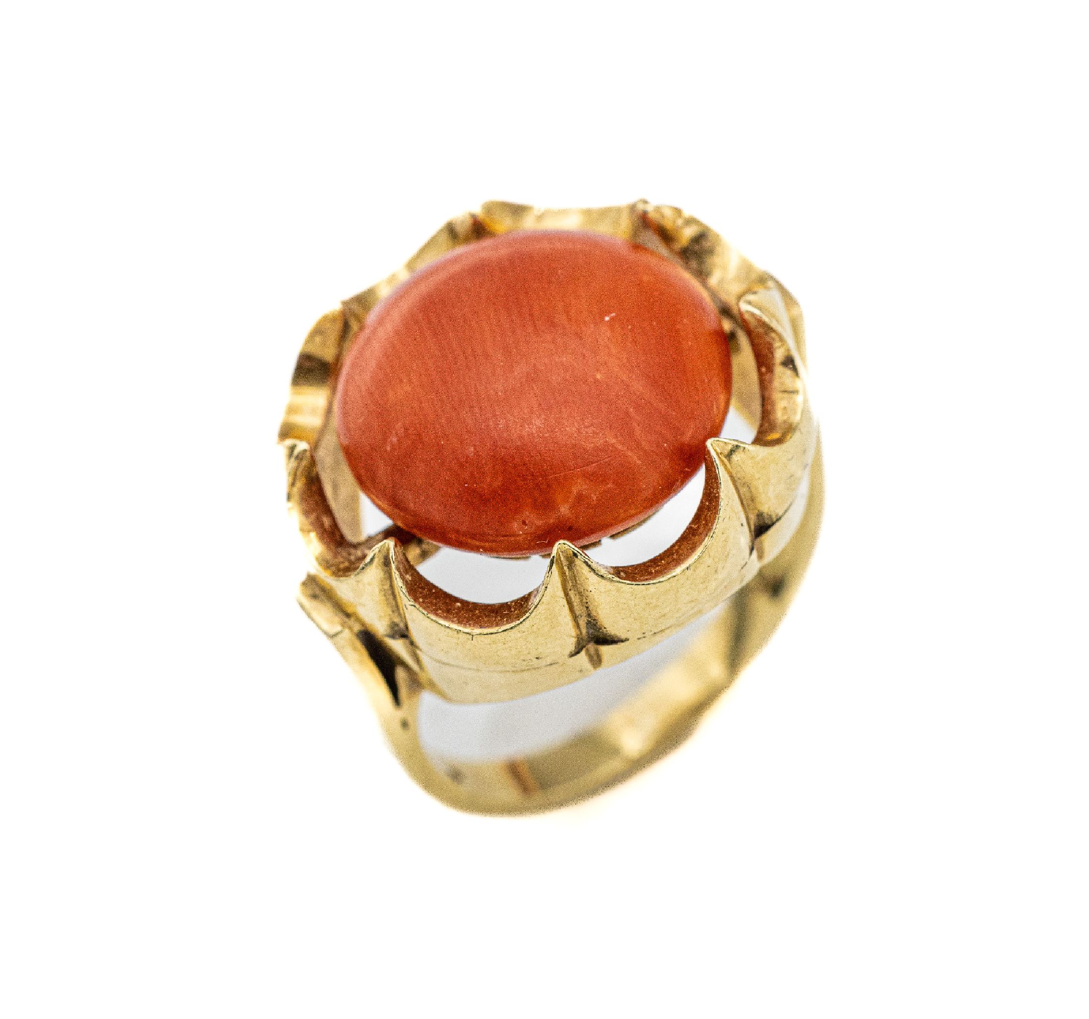14 kt gold coral ring, Austria/Vienna ca. 1930 , YG 585/000, round coral cabochon, setting in suggested crown shape, nice heavy quality, approx. 10.4 ...