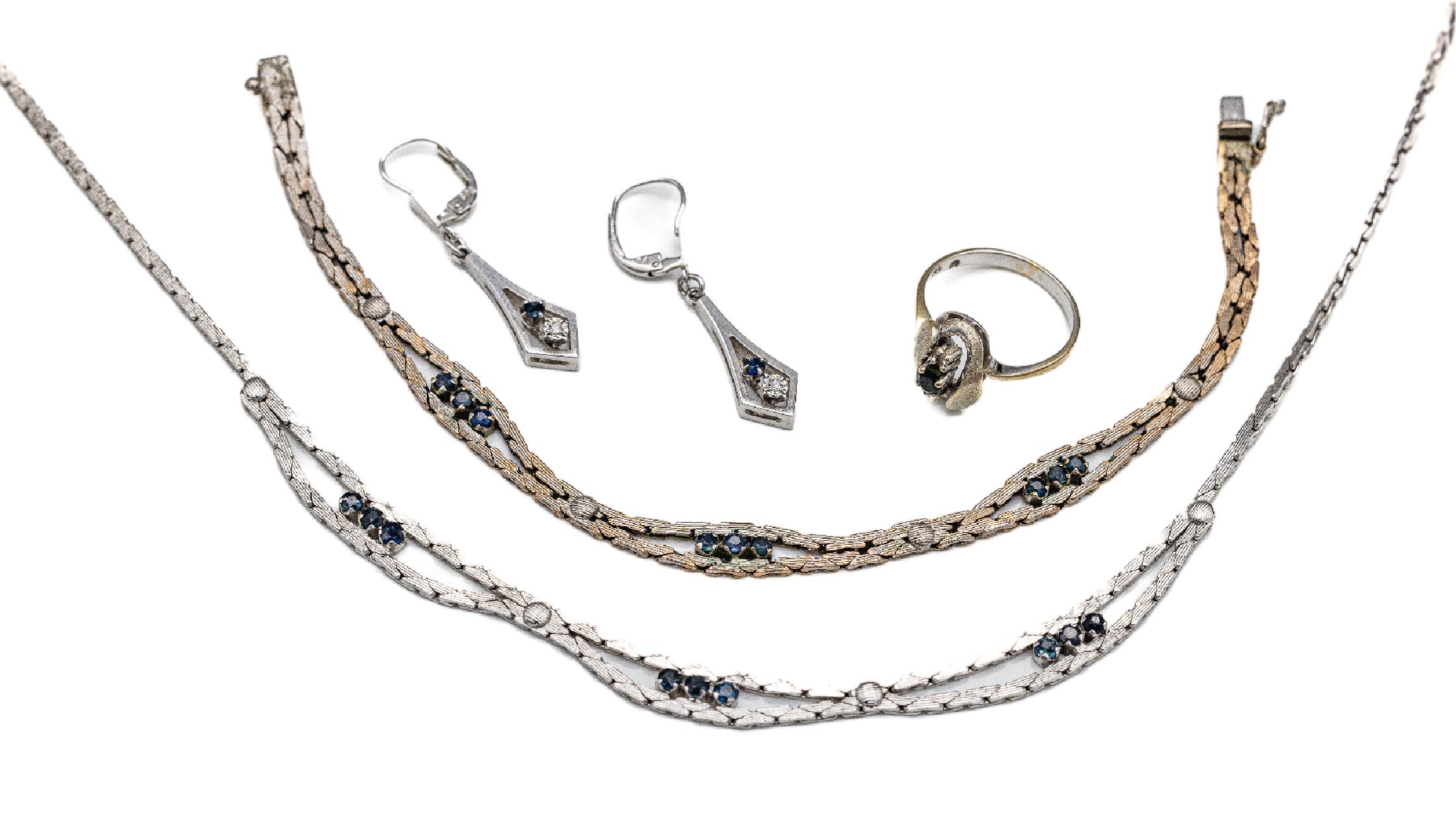 Konvolut 14 und 8 kt Gold mit Saphiren, WG 585/000 und 333/000, best. aus: 1 Ring, RW 54,2 kl. 8/8-Diamanten und 1 kl. rundfacett. Saphir, 1 Paar ...
