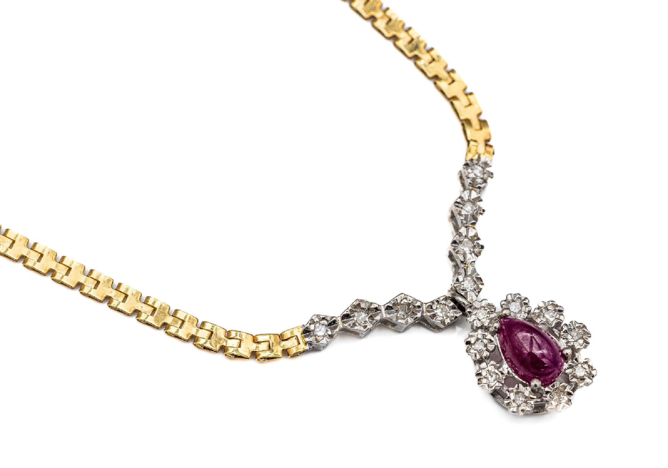 14 kt Gold Rubin-Diamant-Collier, GG/WG 585/000, Mittelteil WG mit bewegl. Abhängung, tropfenförmiger Rubincabochon, 17 kl. 8/8 -Diamanten, L. ca. ...