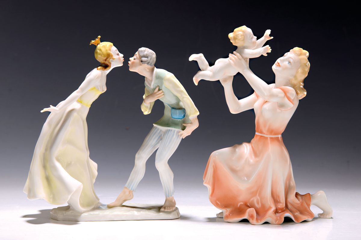Zwei Porzellanfiguren, Hutschenreuther, nach 1950, Tutter-Entwürfe, Frau mit Kind und Tanzpaar mit Prinzessin, diese min. an Krone best., H. ca. ...