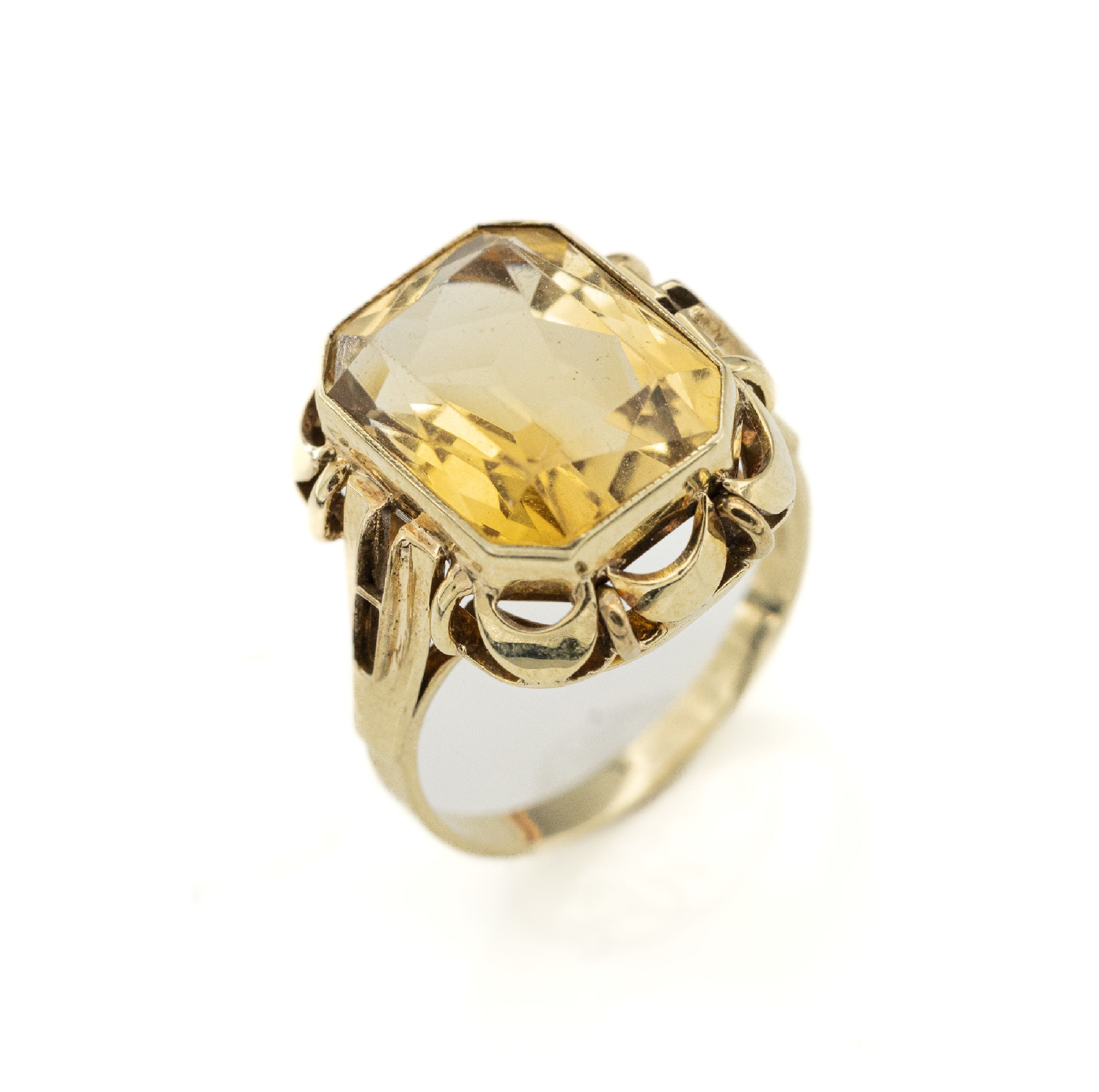 14 kt gold Citrin Ring, deutsch 1940er Jahre, facett. Citrin, bogenf. Unterkaderung, Ringschultern mit Durchbrucharbeit, RW 56, ca.5.5 g