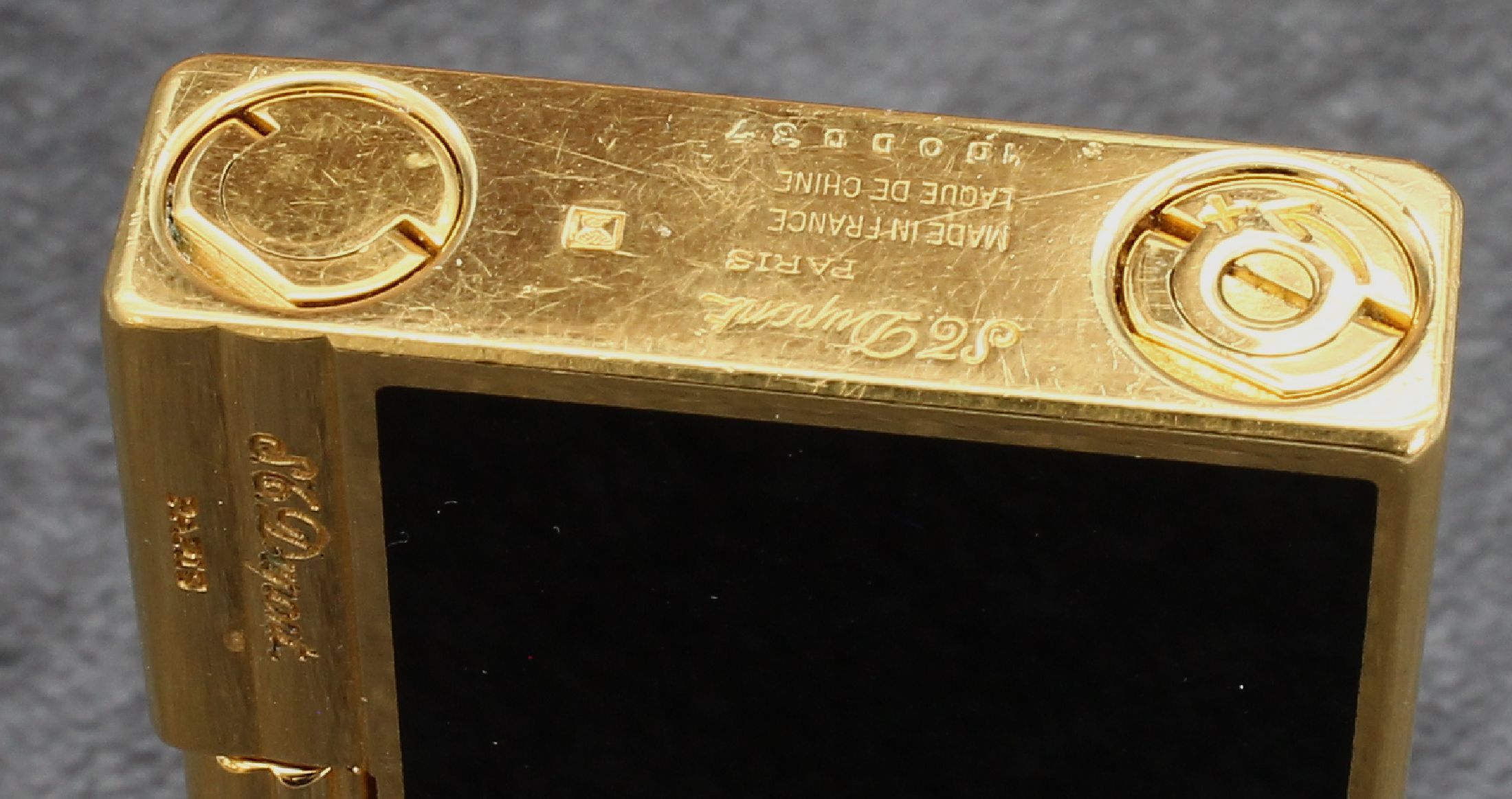 Detail a: DUPONT Feuerzeug, Frankreich/Paris, Metall vergoldet, schwarzer Chinalack, Gebr.-Spuren, mit orig. Box und Papieren