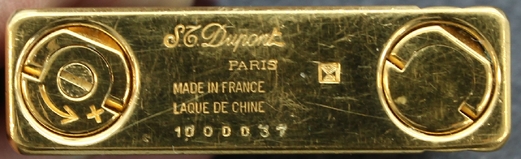 Detail b: DUPONT Feuerzeug, Frankreich/Paris, Metall vergoldet, schwarzer Chinalack, Gebr.-Spuren, mit orig. Box und Papieren