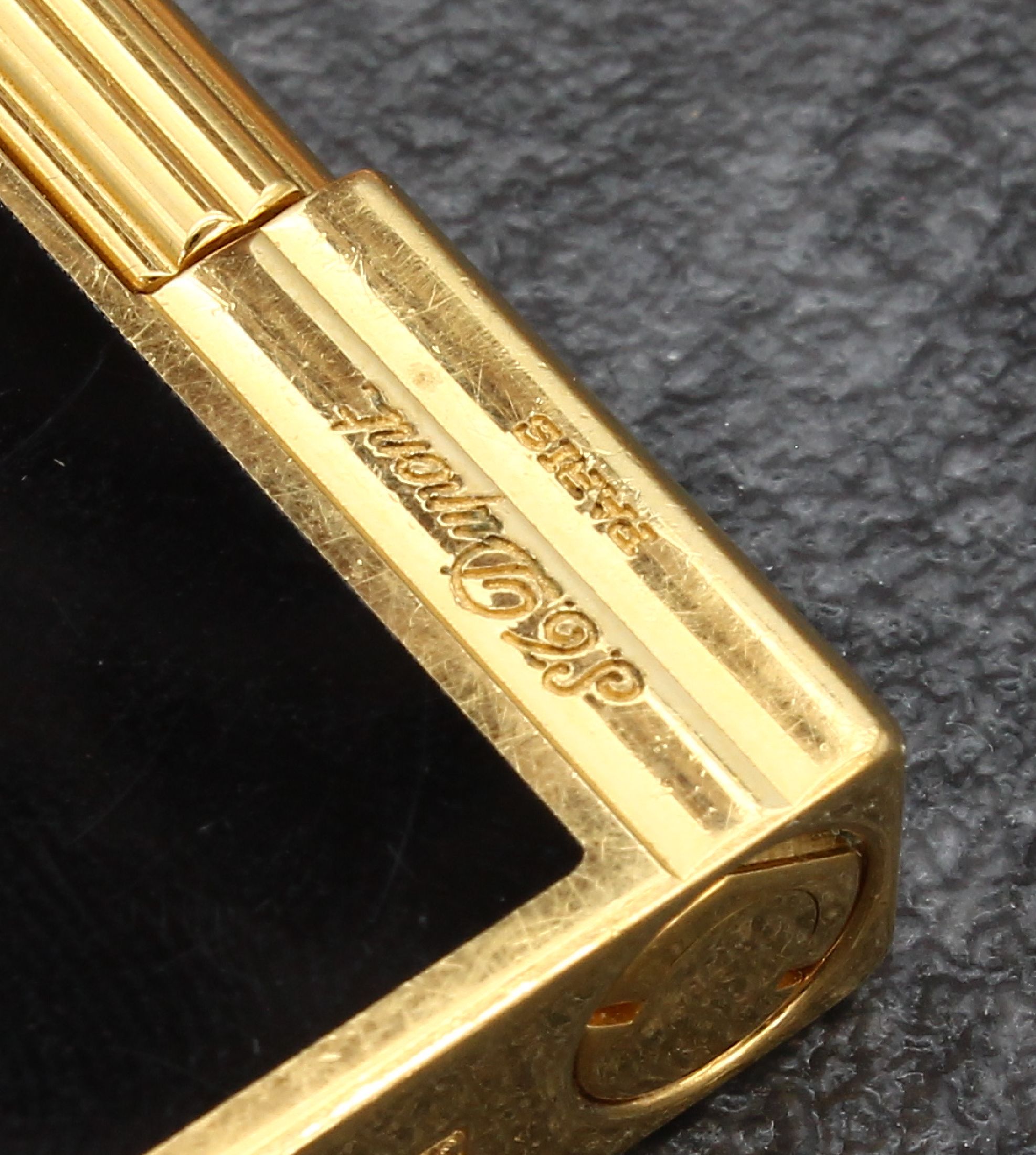 Detail d: DUPONT Feuerzeug, Frankreich/Paris, Metall vergoldet, schwarzer Chinalack, Gebr.-Spuren, mit orig. Box und Papieren
