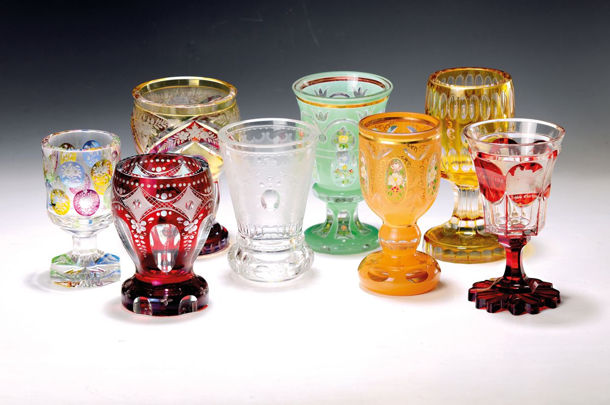 8 Pokalgläser, Böhmen/Bayern, meist 2. Hälfte 19. Jh., farbloses Glas, mit teilweise bunten Überfangen, rubiniert oder gelb gebeizt, mit ...