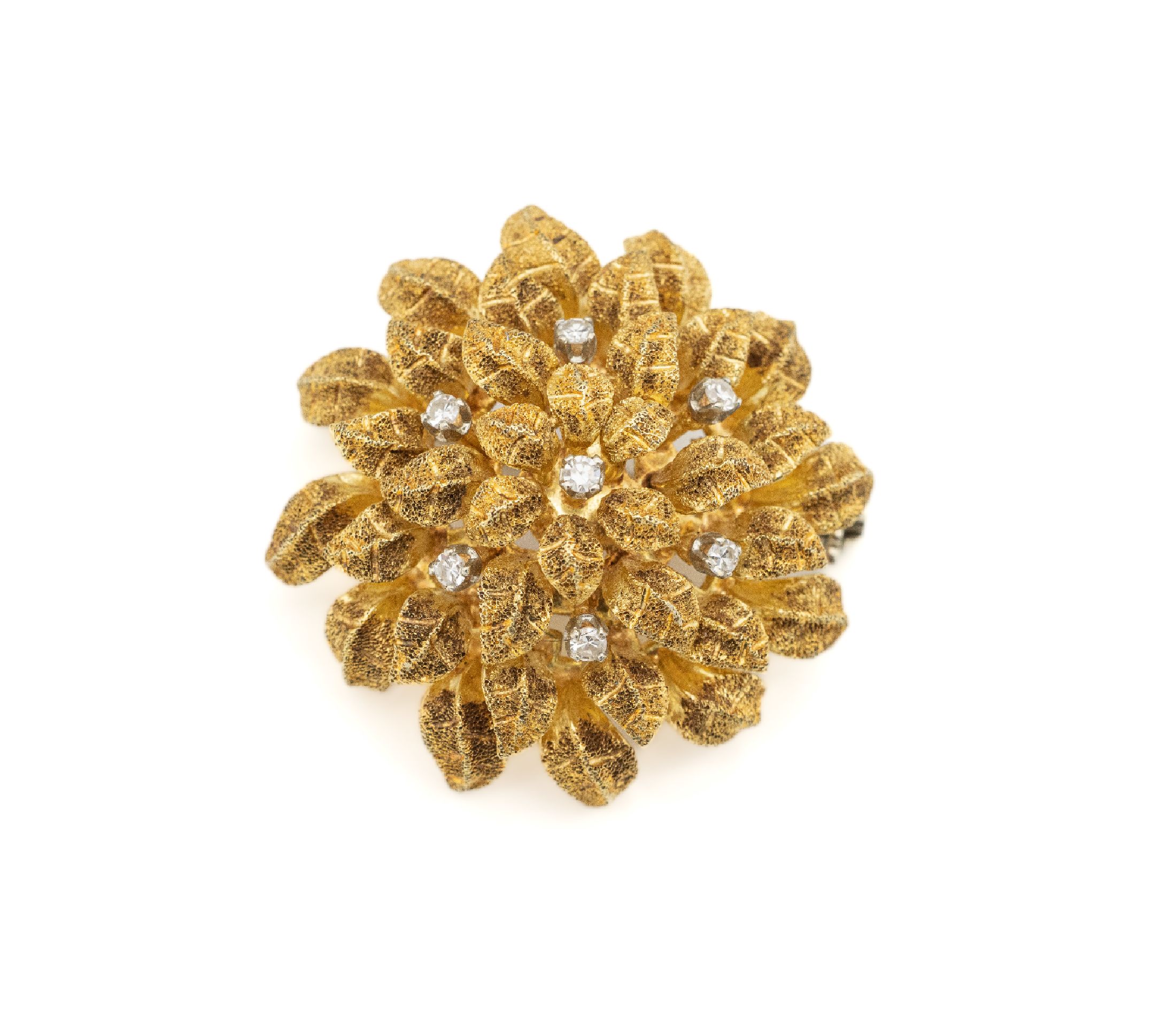 18 kt Gold Diamant-Brosche, GG 750/000, 1960er Jahre, Darstellung einer Blüte, Blütenblätter einzeln montiert, 7 kl. 8/8 -Diamanten als kl. ...