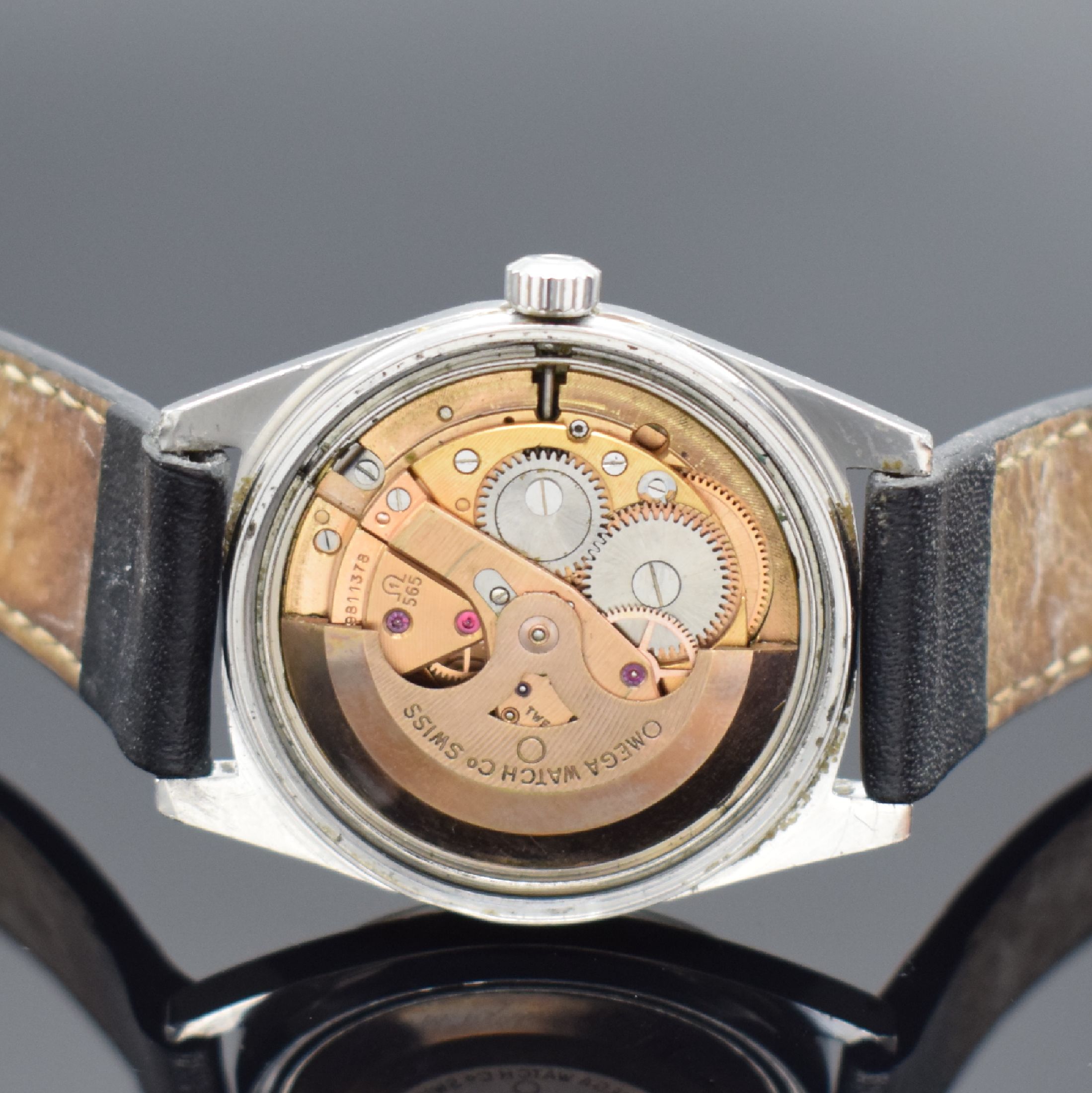 Detail d: OMEGA Geneve Herrenarmbanduhr in Stahl Referenz 166.041, Schweiz um 1969, Automatik, verschr. Geh., orig. Glas und Krone, silb. Zifferbl. pat., silb. ...