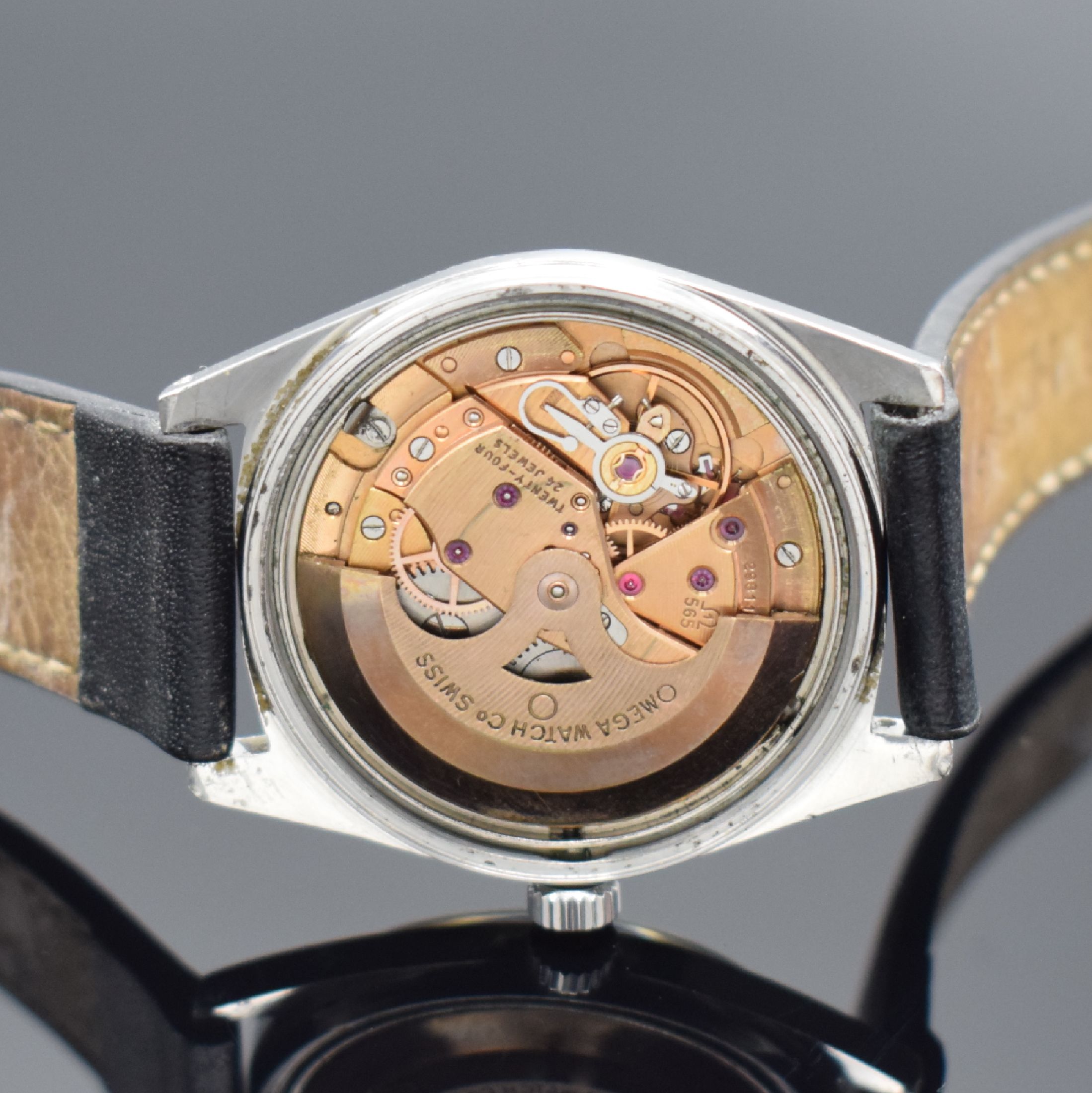 Detail e: OMEGA Geneve Herrenarmbanduhr in Stahl Referenz 166.041, Schweiz um 1969, Automatik, verschr. Geh., orig. Glas und Krone, silb. Zifferbl. pat., silb. ...