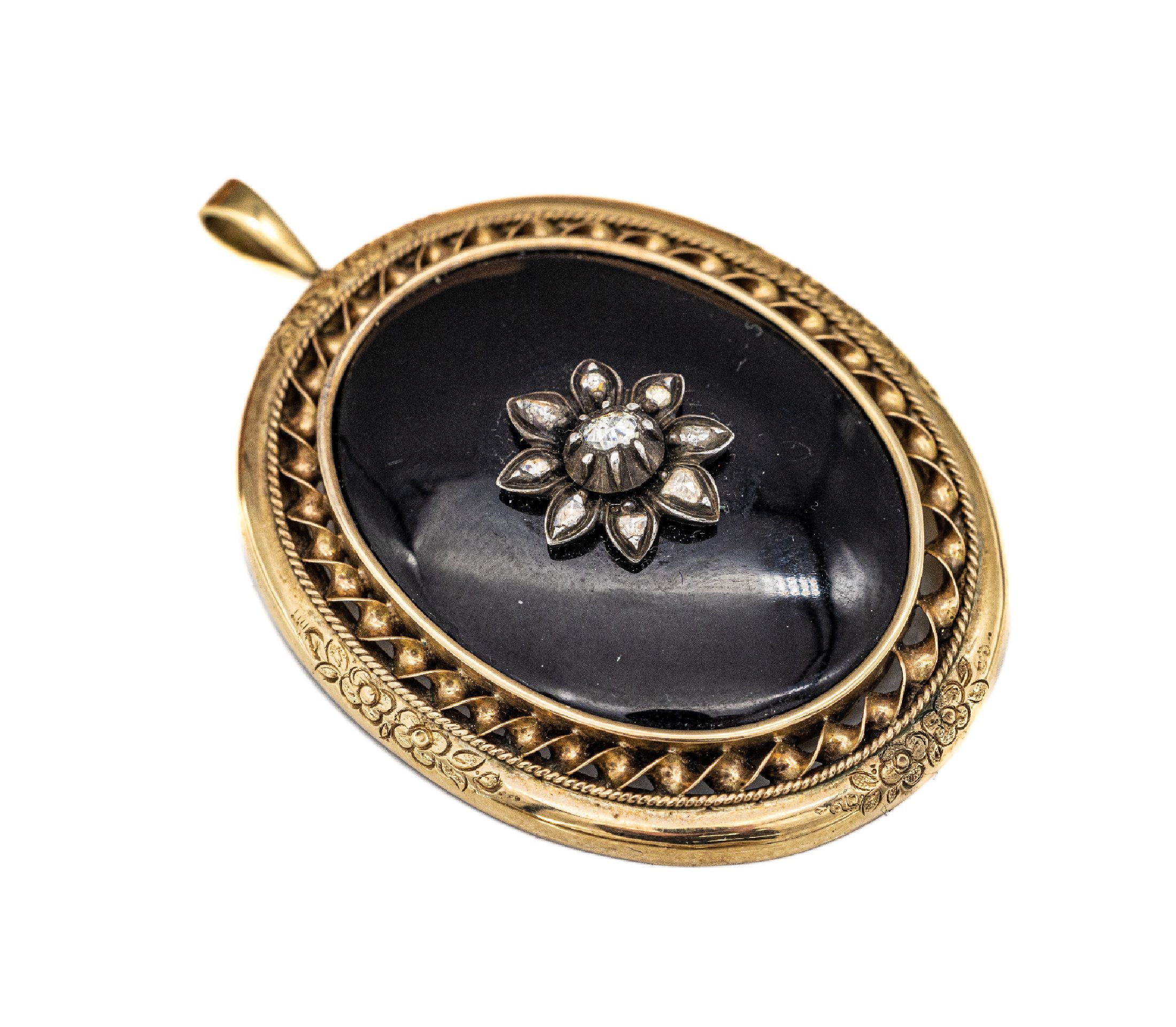 8 kt Gold Onyx-Diamant-Anhänger, deutsch um 1880/90, ovale Onyxplatte mit aufgelegter Rosette mit Diamantrosenbesatz, Fassung GG 333/000, Kordel- ...