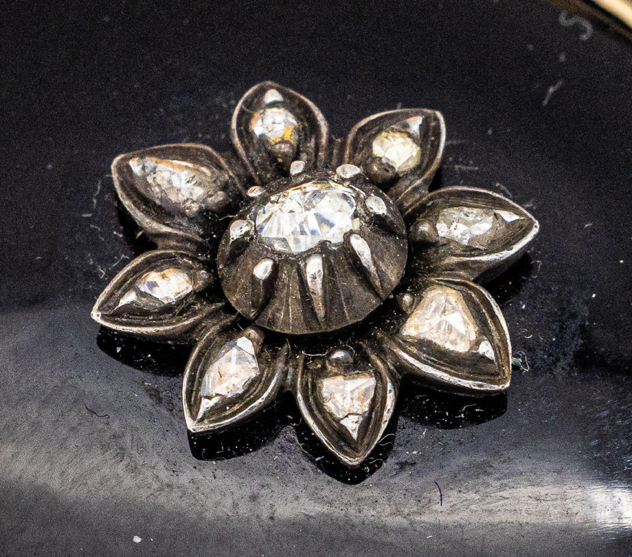 Detail b: 8 kt Gold Onyx-Diamant-Anhänger, deutsch um 1880/90, ovale Onyxplatte mit aufgelegter Rosette mit Diamantrosenbesatz, Fassung GG 333/000, Kordel- ...