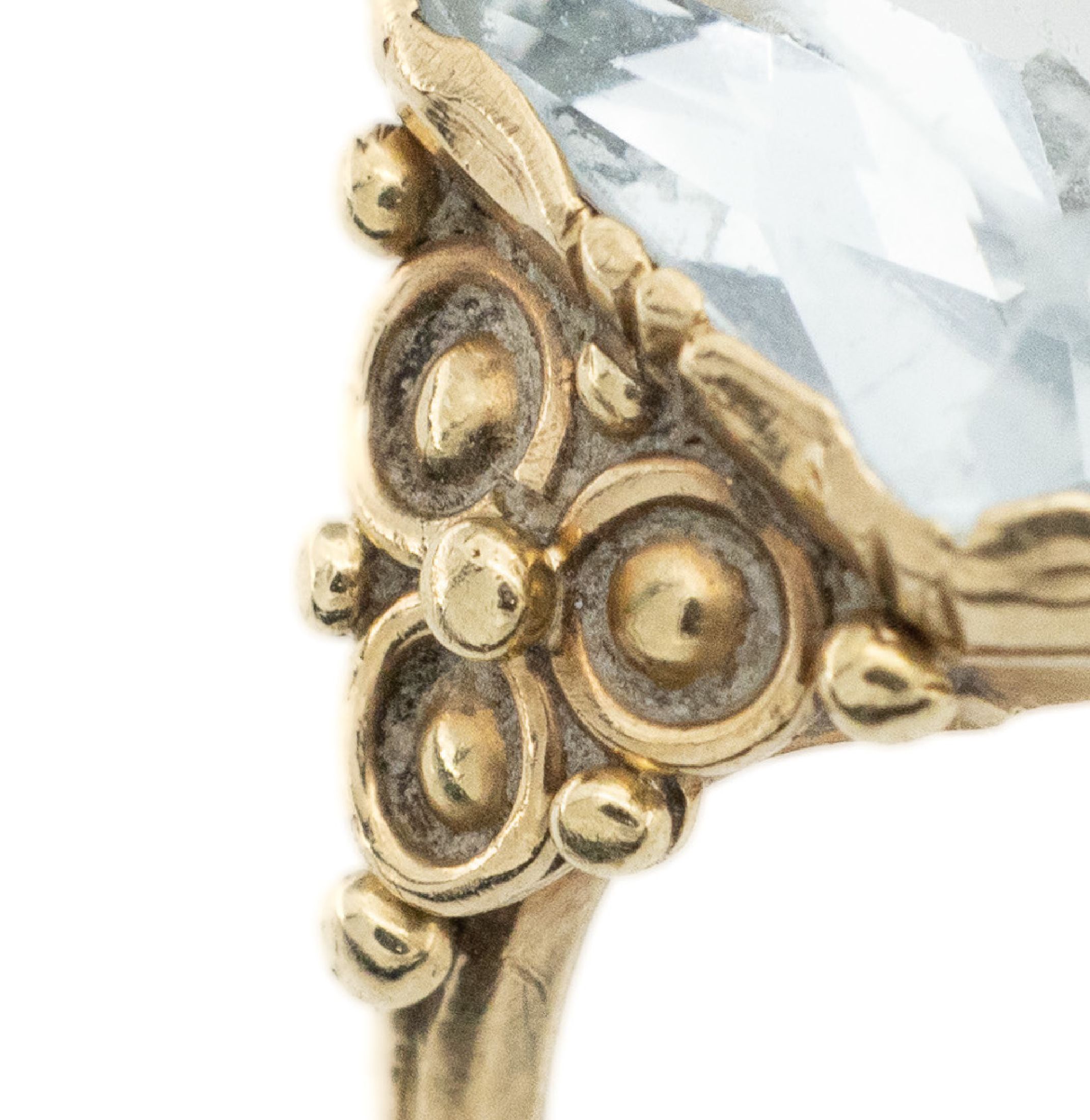 Detail a: 14 kt Gold Aquamarin-Ring, deutsch um 1930, GG 585/000, mittig mit einem facett. Aquamarin, Ringschultern mit Kreisen und Granulaten, RW 60, ca. 4.1 g