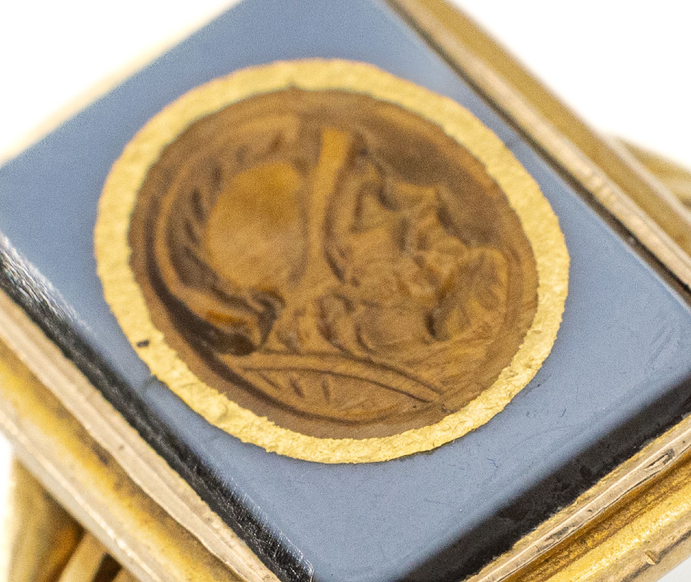 Detail a: 14 kt Gold Tigeraugen Lagenstein-Ring, Idar- Oberstein um 1880, Gravur in Form eines antiken Krieger, Ringkopf in mehreren Ebenen, RW 58, ca. 6.2 g