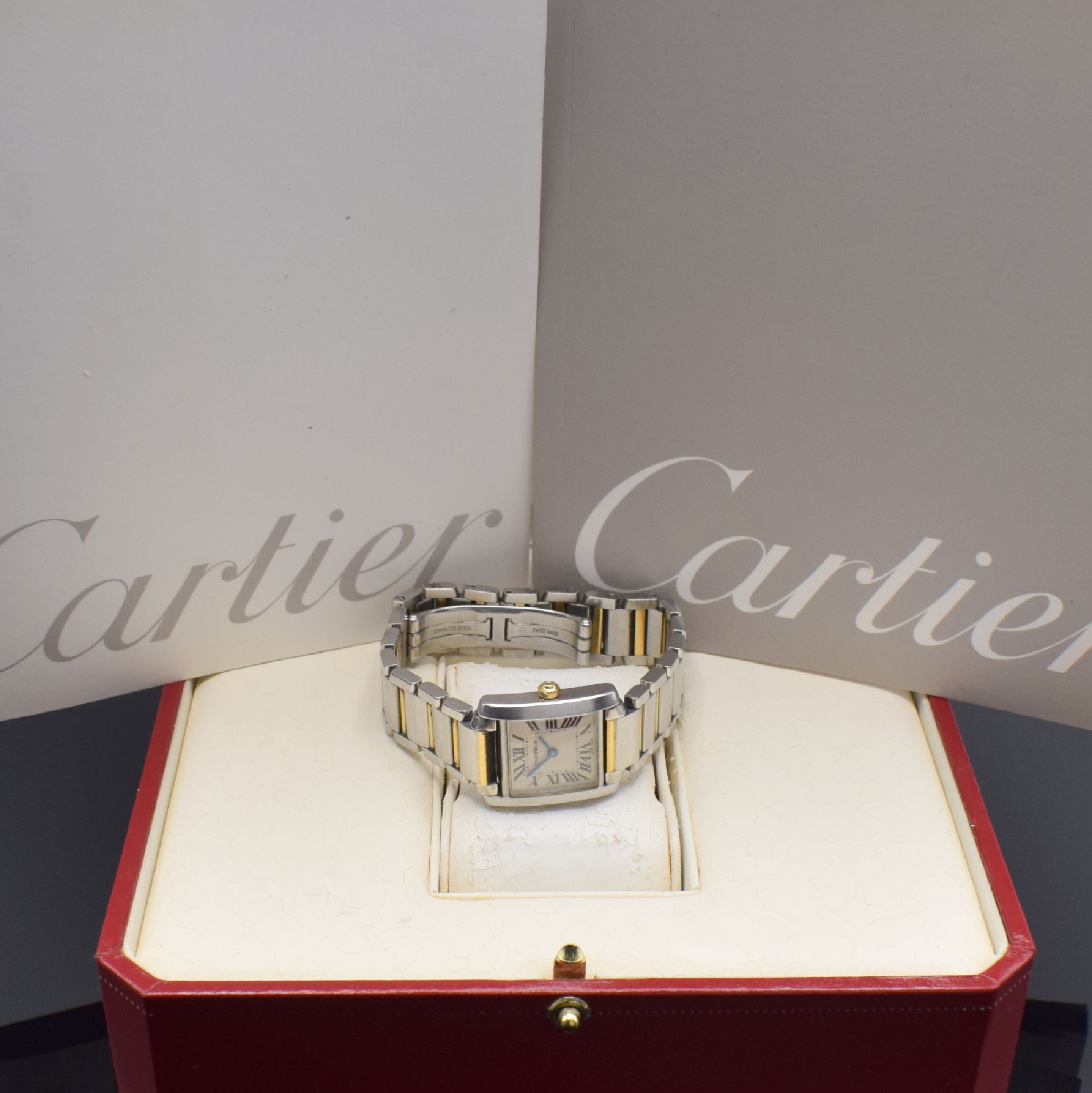 Detail e: CARTIER Tank Francaise Damenarmbanduhr Referenz 2384, Schweiz um 2005, quarz, Edelstahl/Gold kombiniert inkl. Gliederband m. dopp. Faltschl., Boden ...
