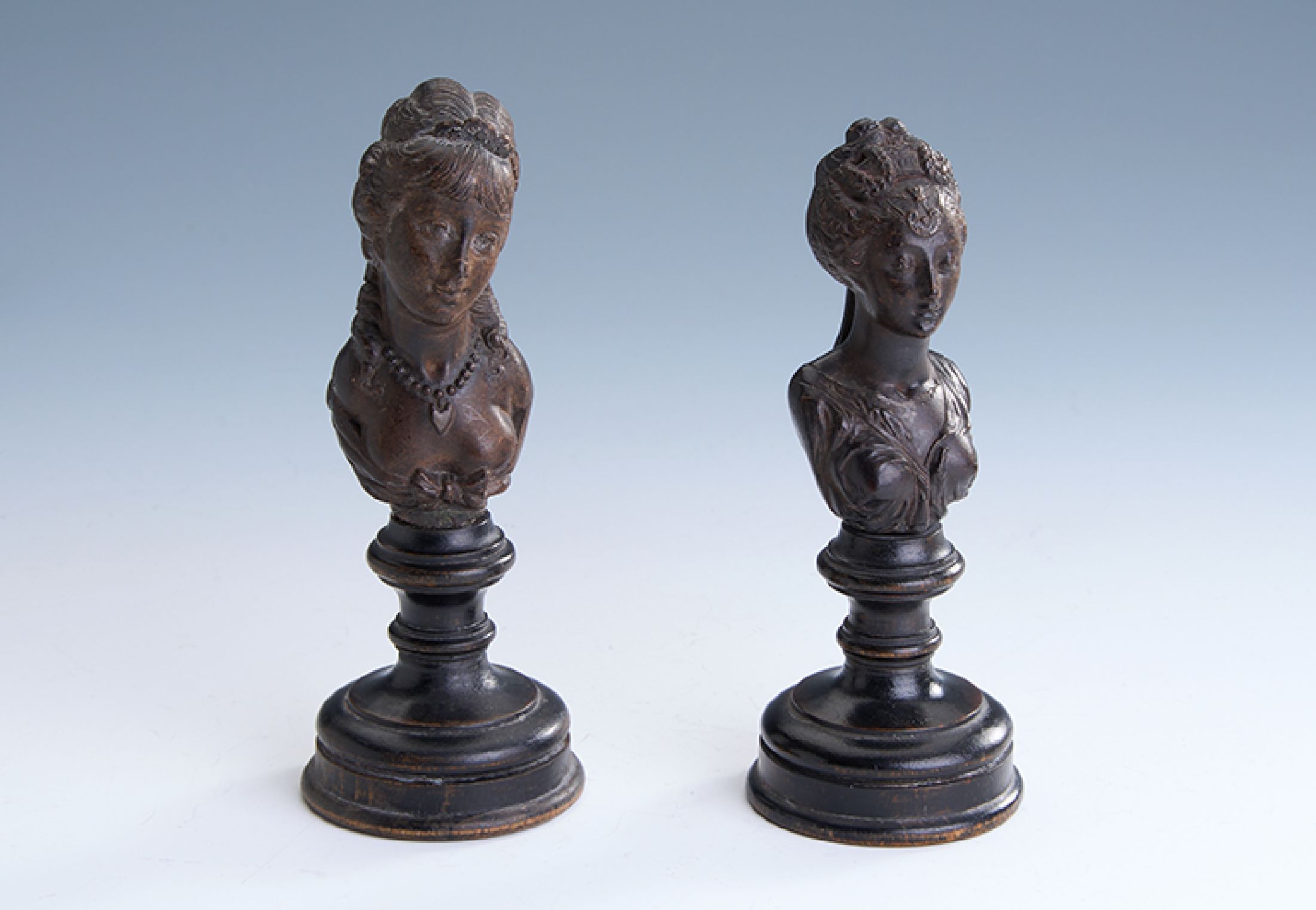 Paar Statuetten, Vitrinenobjekte, um 1780, Rokoko, Darstellung zweier Schönheiten aus Holz, H. ca. 13 und 12 cm, Gebr.-Spuren
