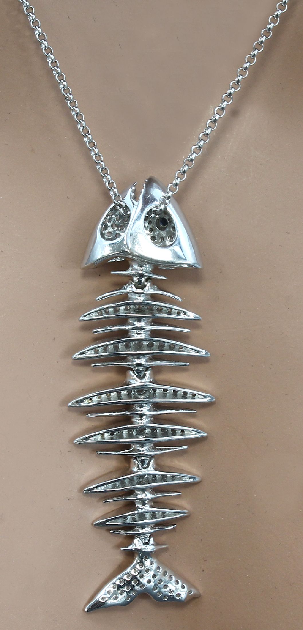 Detail a: 925er Silber Anhänger "Fisch" mit Straßbesatz, Kopf und Gräten bes. mit farblosem und blauem facett. Straß, an Kette, L. ca. 44 cm, ...