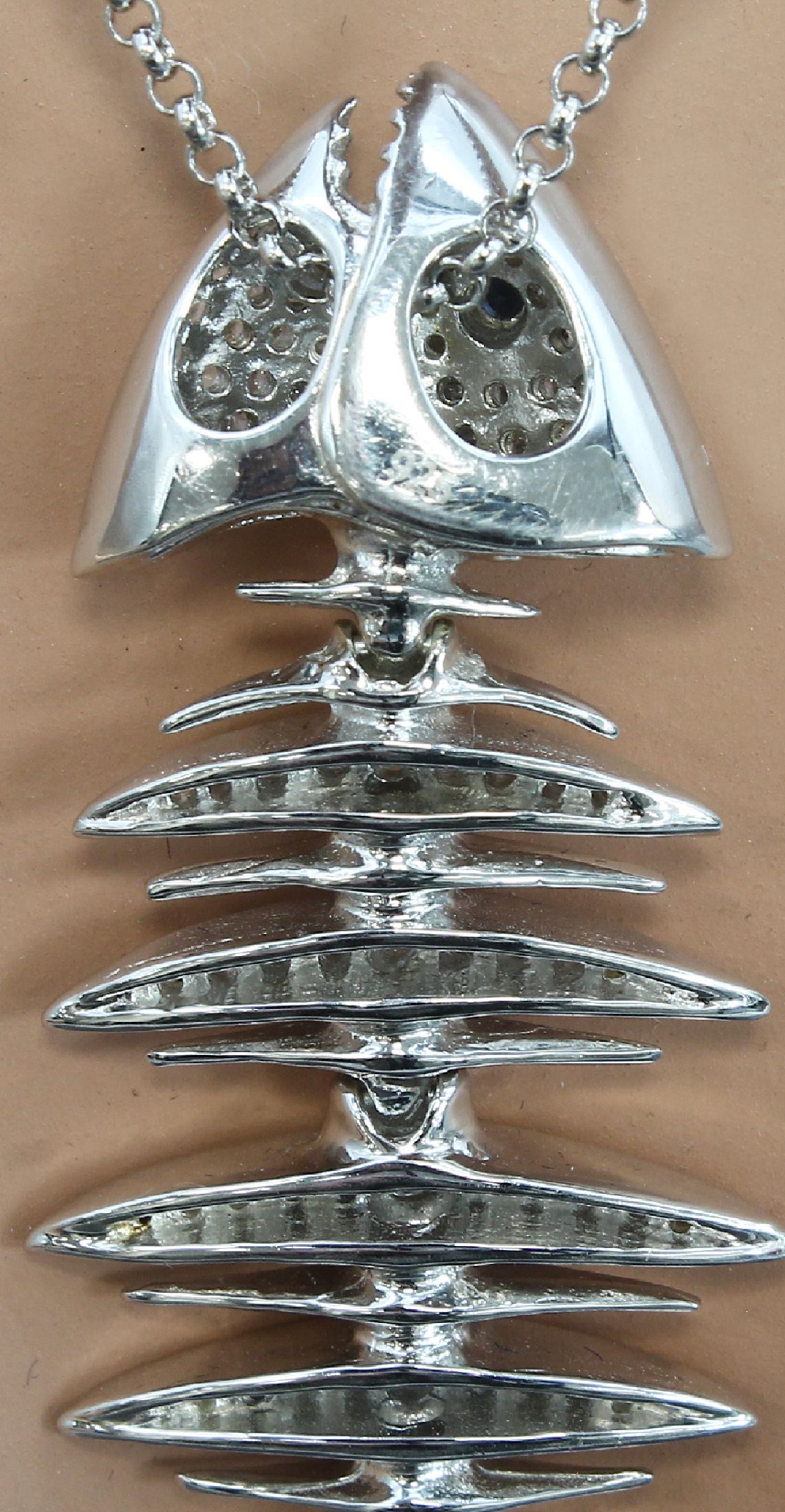 Detail b: 925er Silber Anhänger "Fisch" mit Straßbesatz, Kopf und Gräten bes. mit farblosem und blauem facett. Straß, an Kette, L. ca. 44 cm, ...