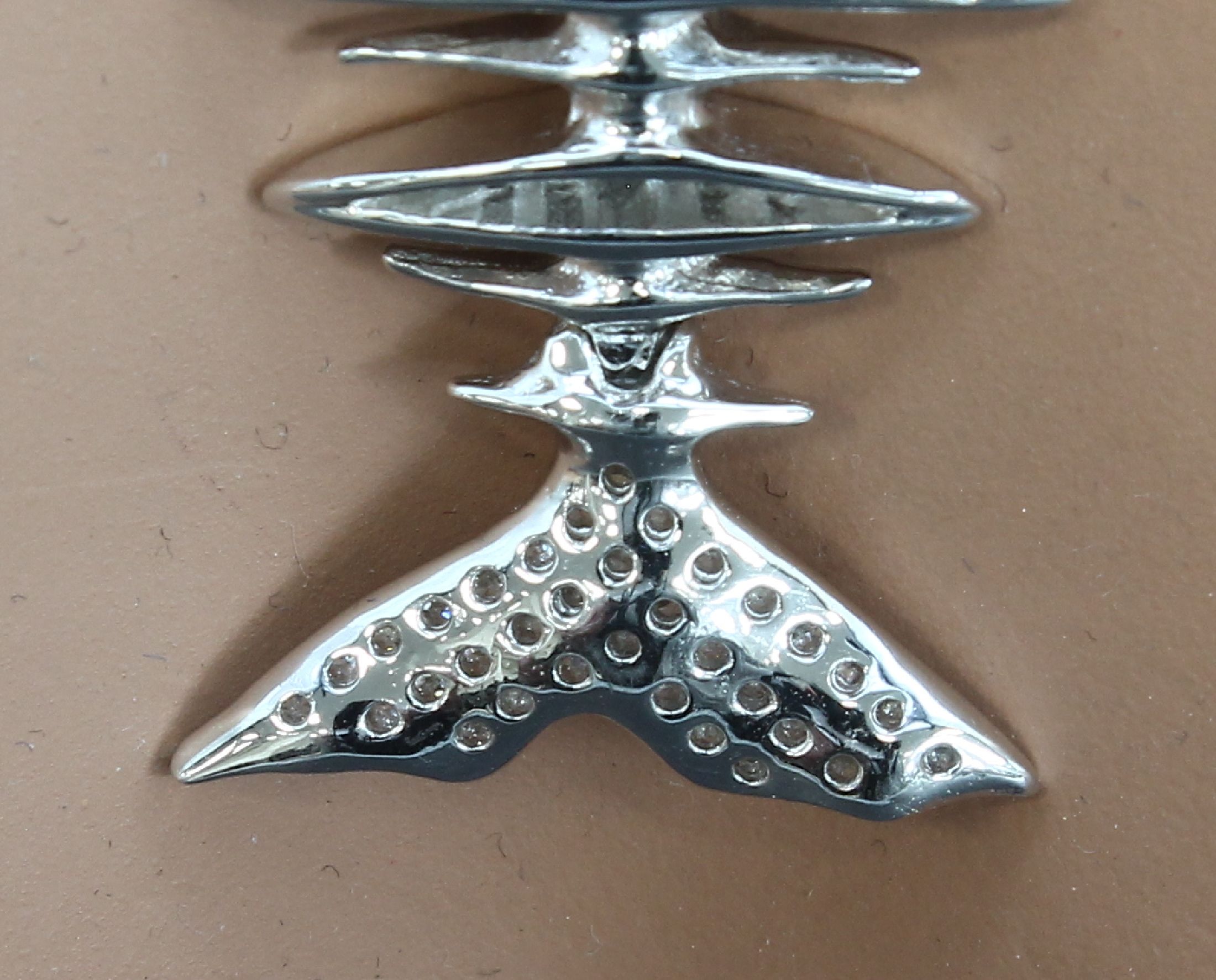 Detail c: 925er Silber Anhänger "Fisch" mit Straßbesatz, Kopf und Gräten bes. mit farblosem und blauem facett. Straß, an Kette, L. ca. 44 cm, ...