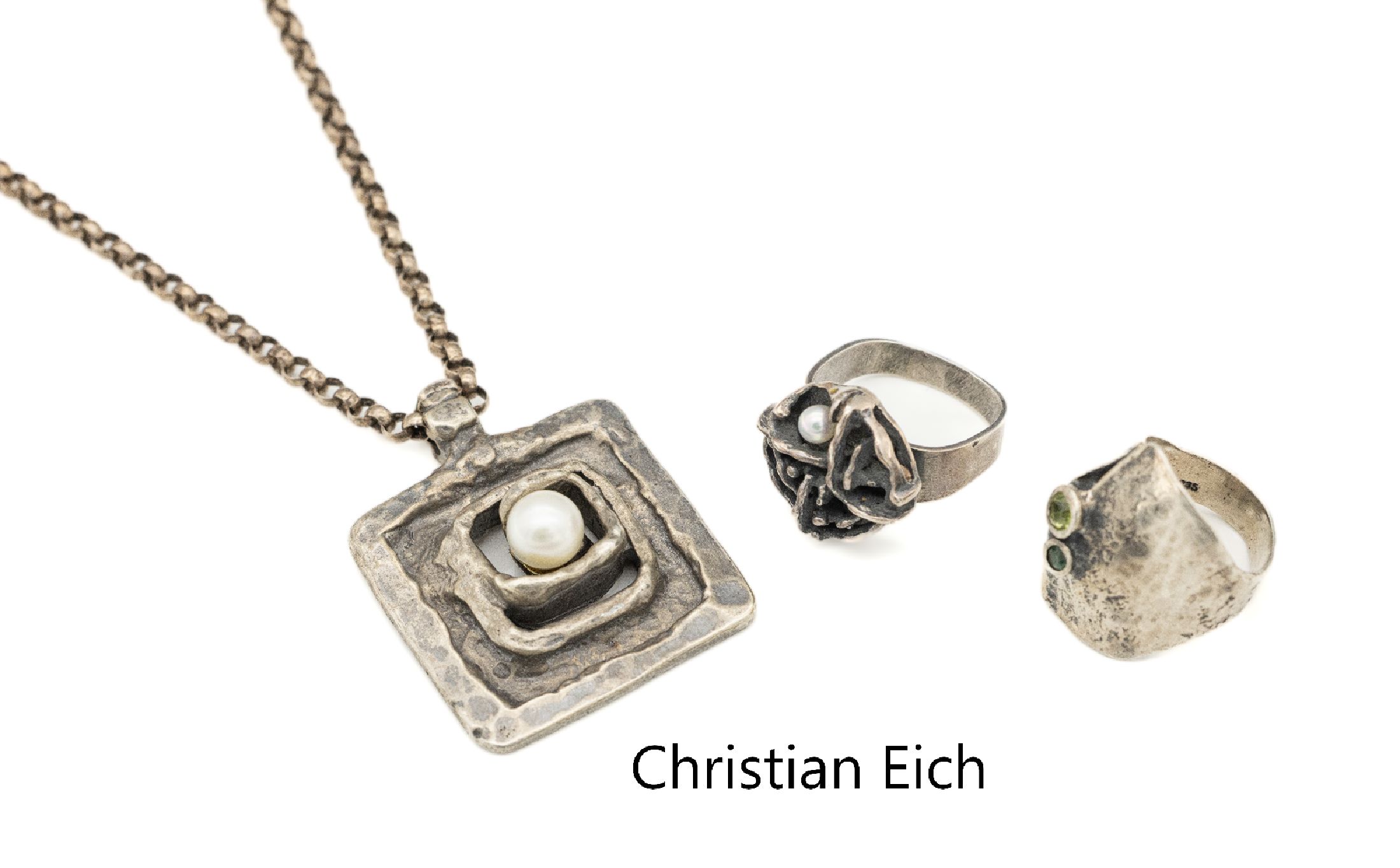 Konvolut ausgefallener Silberschmuck, Christian Eich/Bonn, best. aus: Anhänger mit Zuchtperle an Erbskette, L. ca. 72 cm, Haken- schließe, 1 x ...