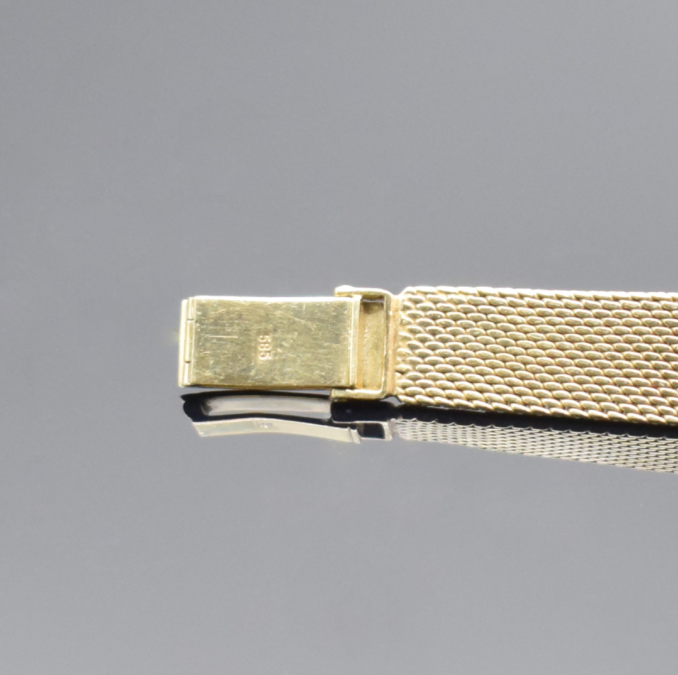 Detail b: UHTRA Damenarmbanduhr in GG 585/000, Deutschland um 1965, Handaufzug, 2-teil. Geh., Boden aufgedr., Milanaise-Band in GG 585/000, silb. Zifferbl. m. ...