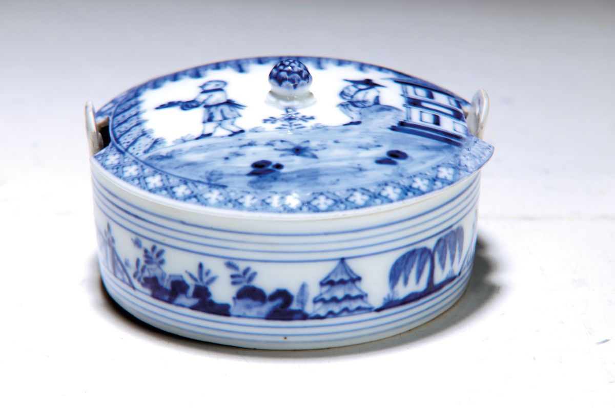 Butterdose, Meissen, um 1760-65, Chinoiserien, Porzellan unterglasurblau bemalt, innen mit Schwertermarke und monogr. MÖ = Johann Carl Möbius ...