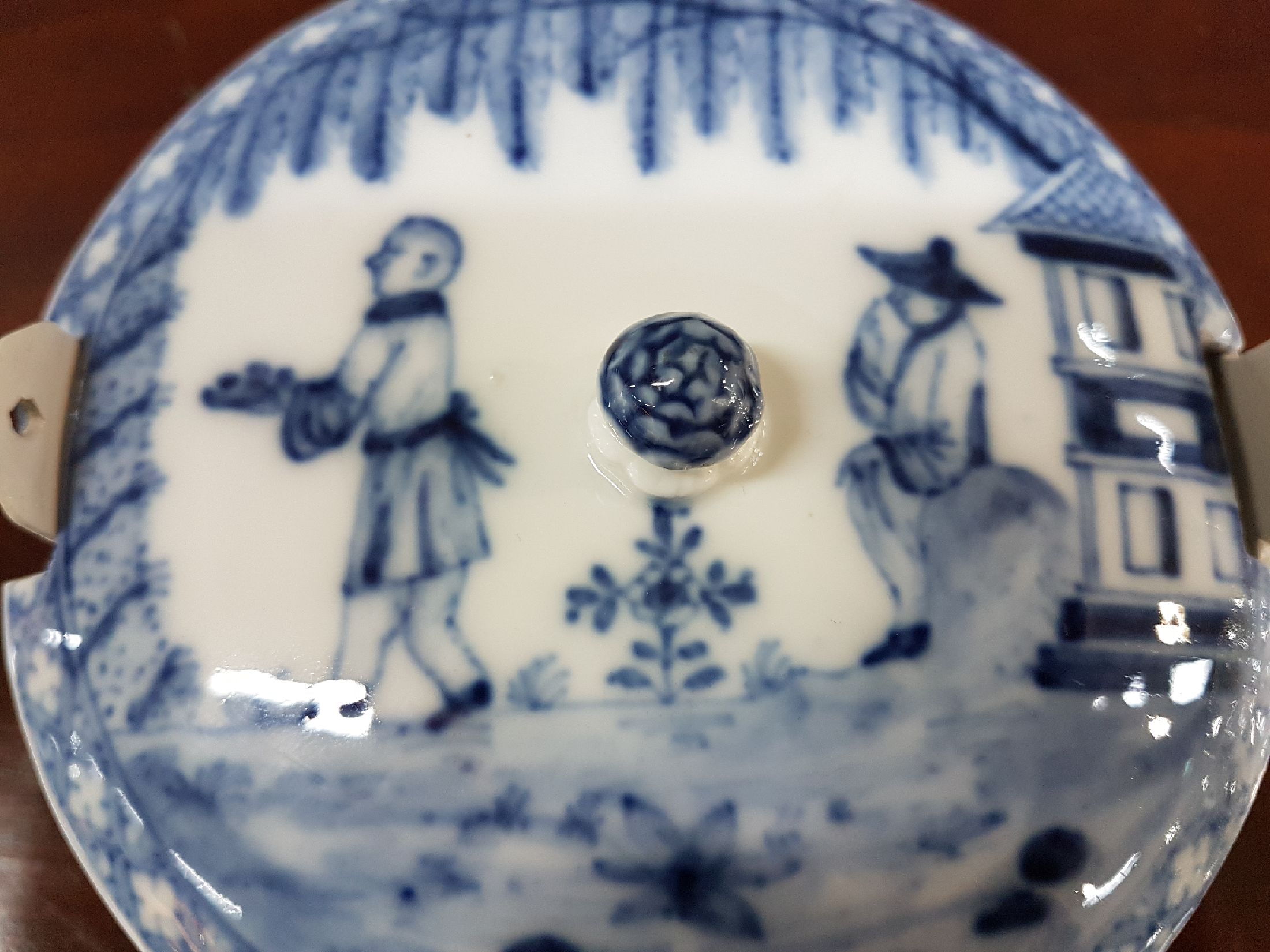Detail a: Butterdose, Meissen, um 1760-65, Chinoiserien, Porzellan unterglasurblau bemalt, innen mit Schwertermarke und monogr. MÖ = Johann Carl Möbius ...