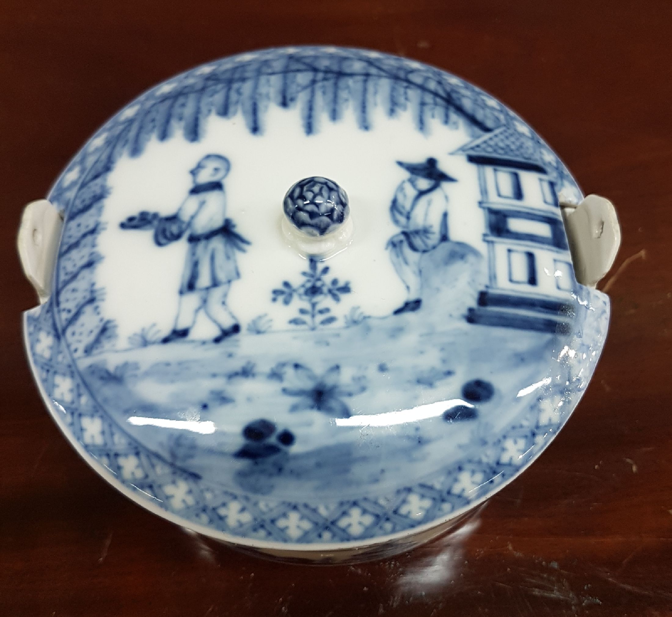 Detail b: Butterdose, Meissen, um 1760-65, Chinoiserien, Porzellan unterglasurblau bemalt, innen mit Schwertermarke und monogr. MÖ = Johann Carl Möbius ...