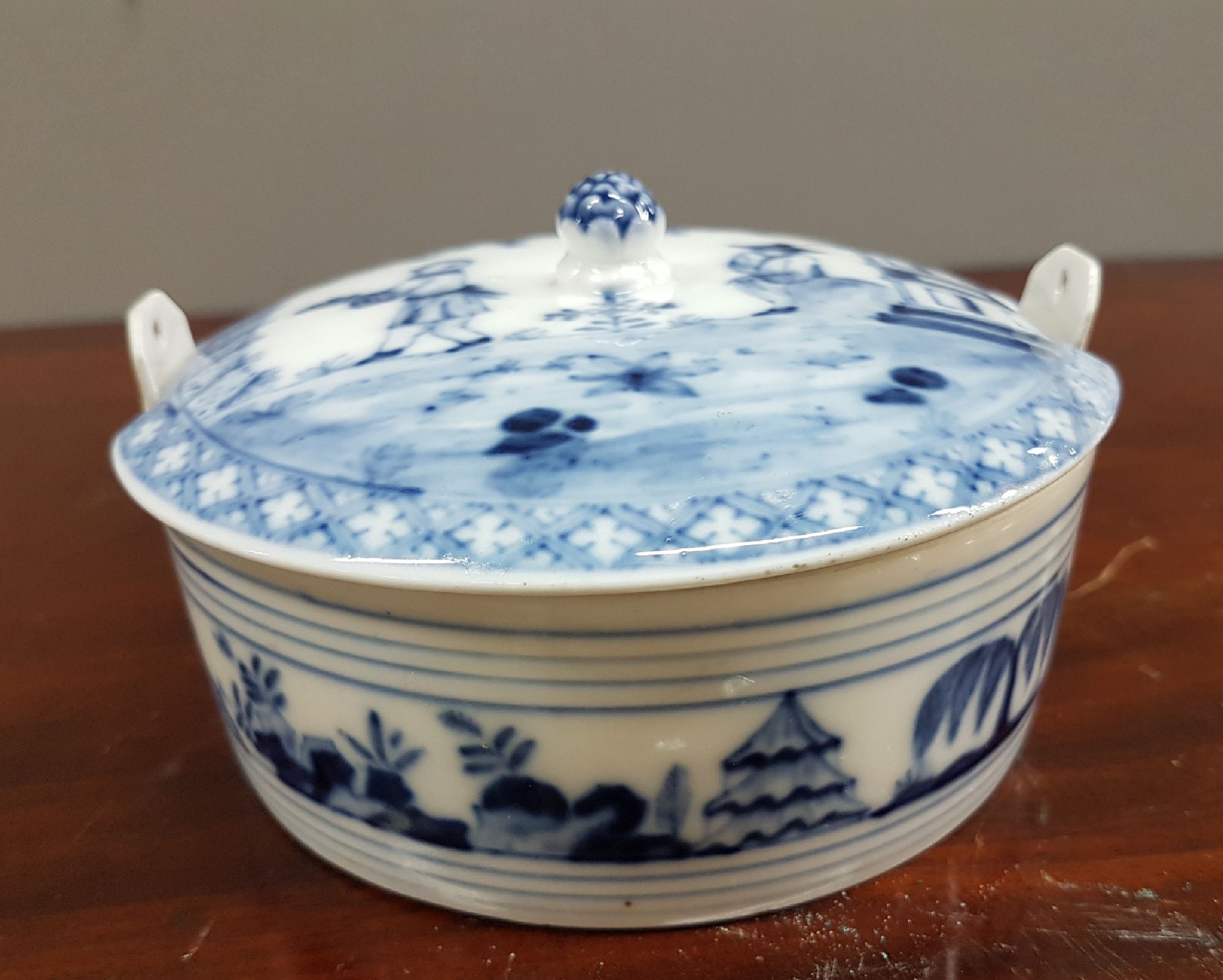 Detail c: Butterdose, Meissen, um 1760-65, Chinoiserien, Porzellan unterglasurblau bemalt, innen mit Schwertermarke und monogr. MÖ = Johann Carl Möbius ...